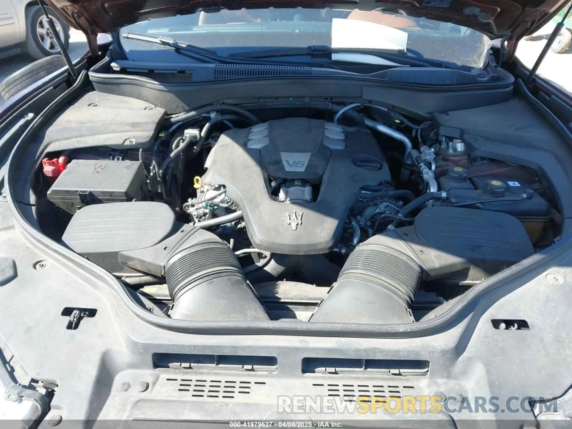 10 Photograph of a damaged car ZN661XUA2KX317564 MASERATI LEVANTE 2019