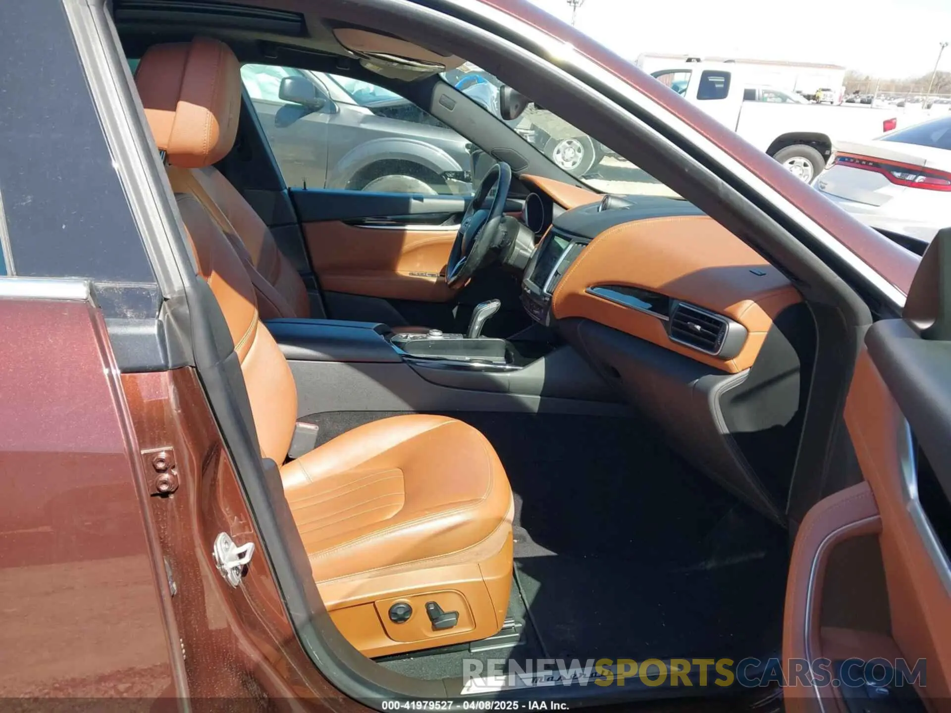 5 Photograph of a damaged car ZN661XUA2KX317564 MASERATI LEVANTE 2019