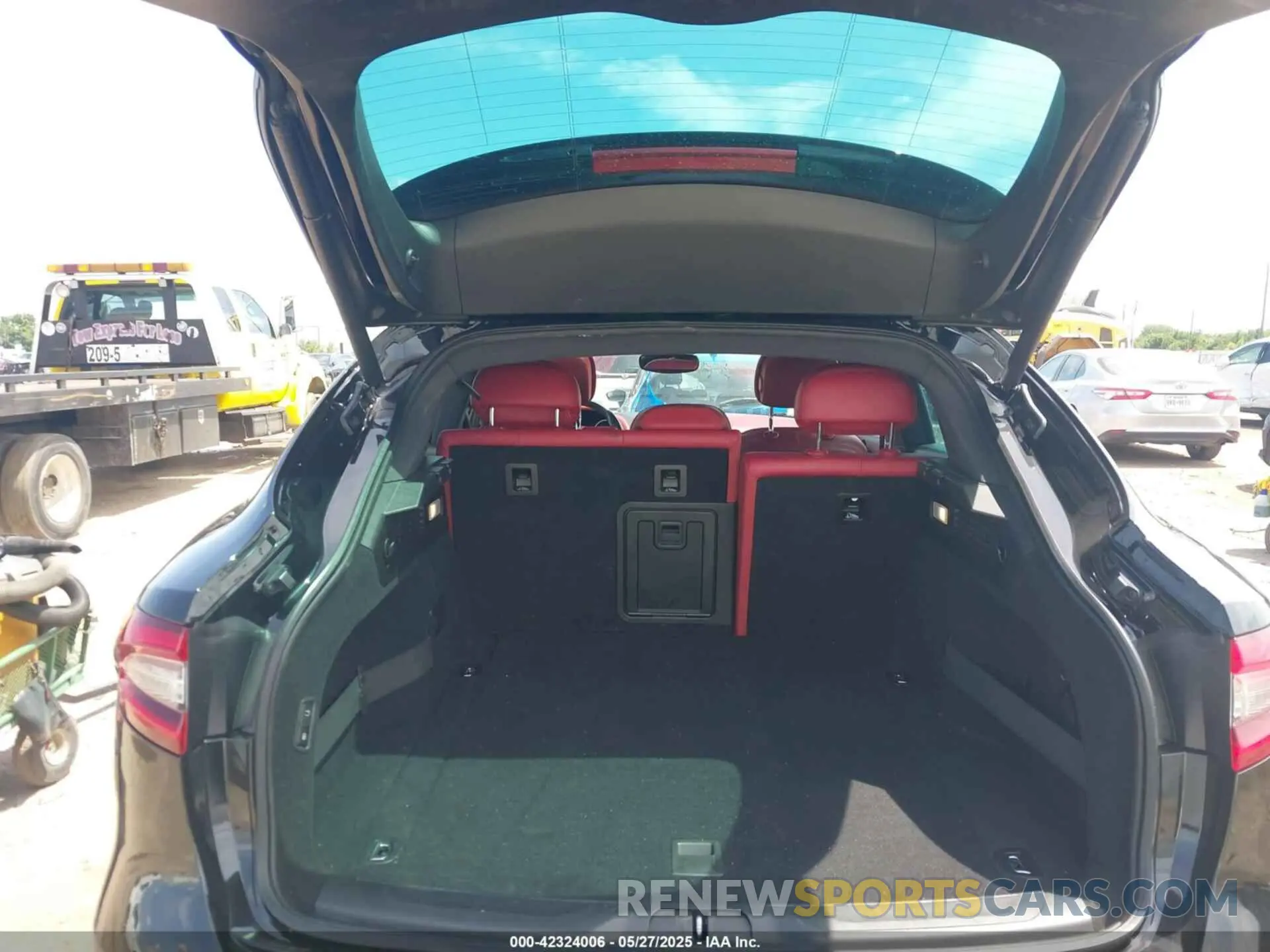 17 Photograph of a damaged car ZN661XUA2KX325342 MASERATI LEVANTE 2019