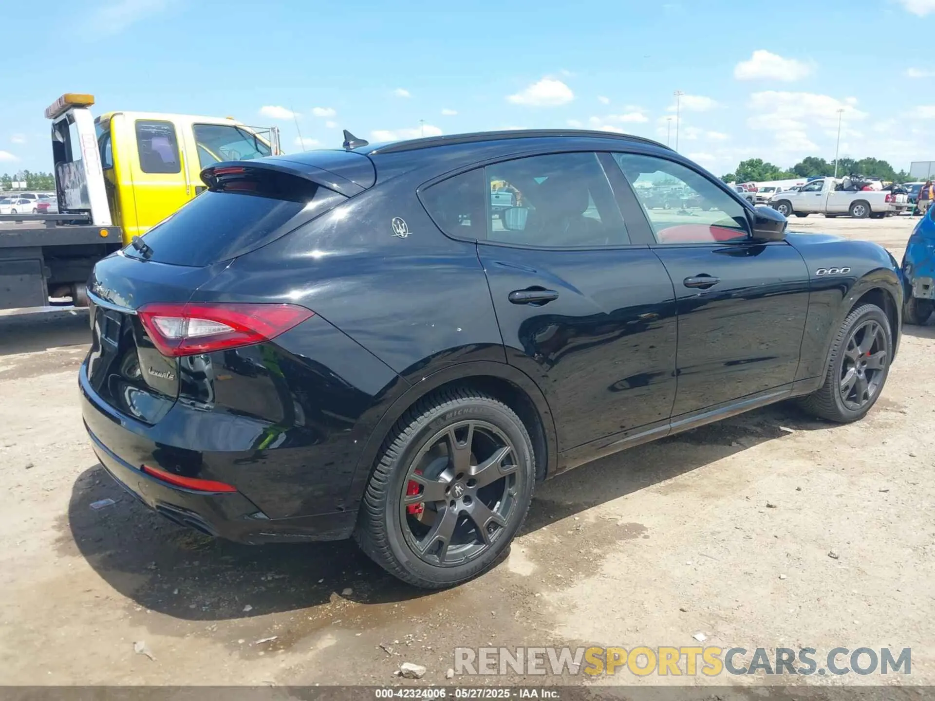 4 Photograph of a damaged car ZN661XUA2KX325342 MASERATI LEVANTE 2019