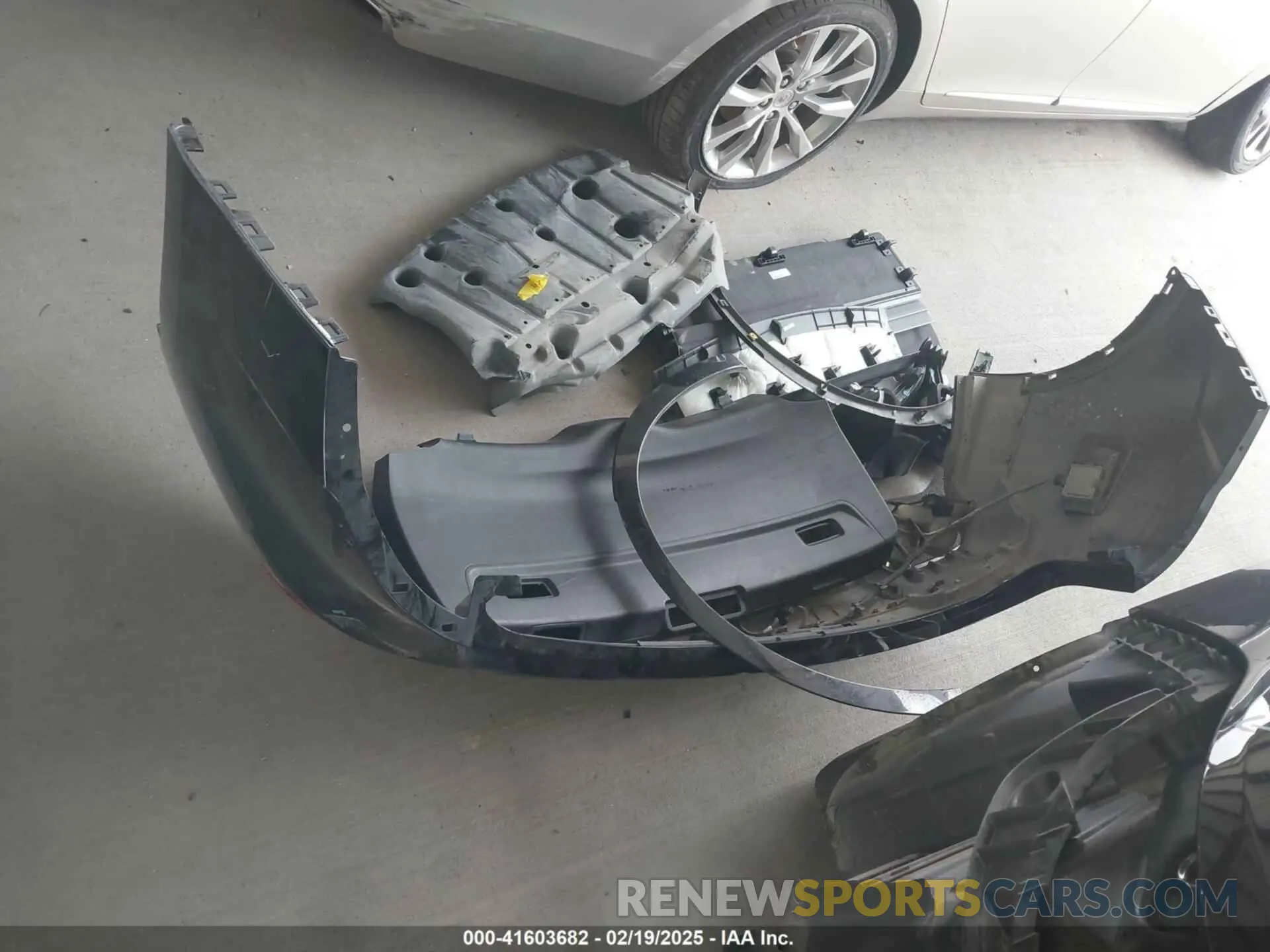 12 Photograph of a damaged car ZN661XUL4KX321570 MASERATI LEVANTE 2019