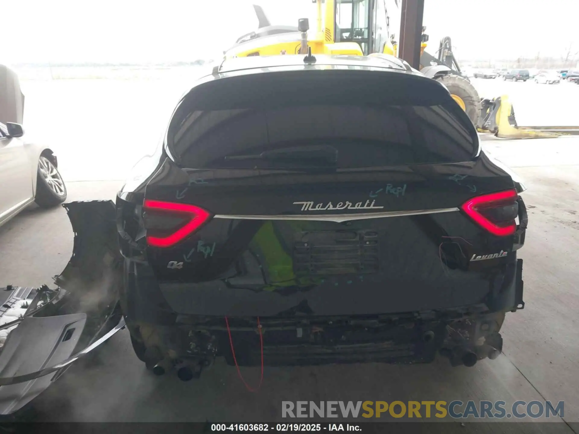 17 Photograph of a damaged car ZN661XUL4KX321570 MASERATI LEVANTE 2019