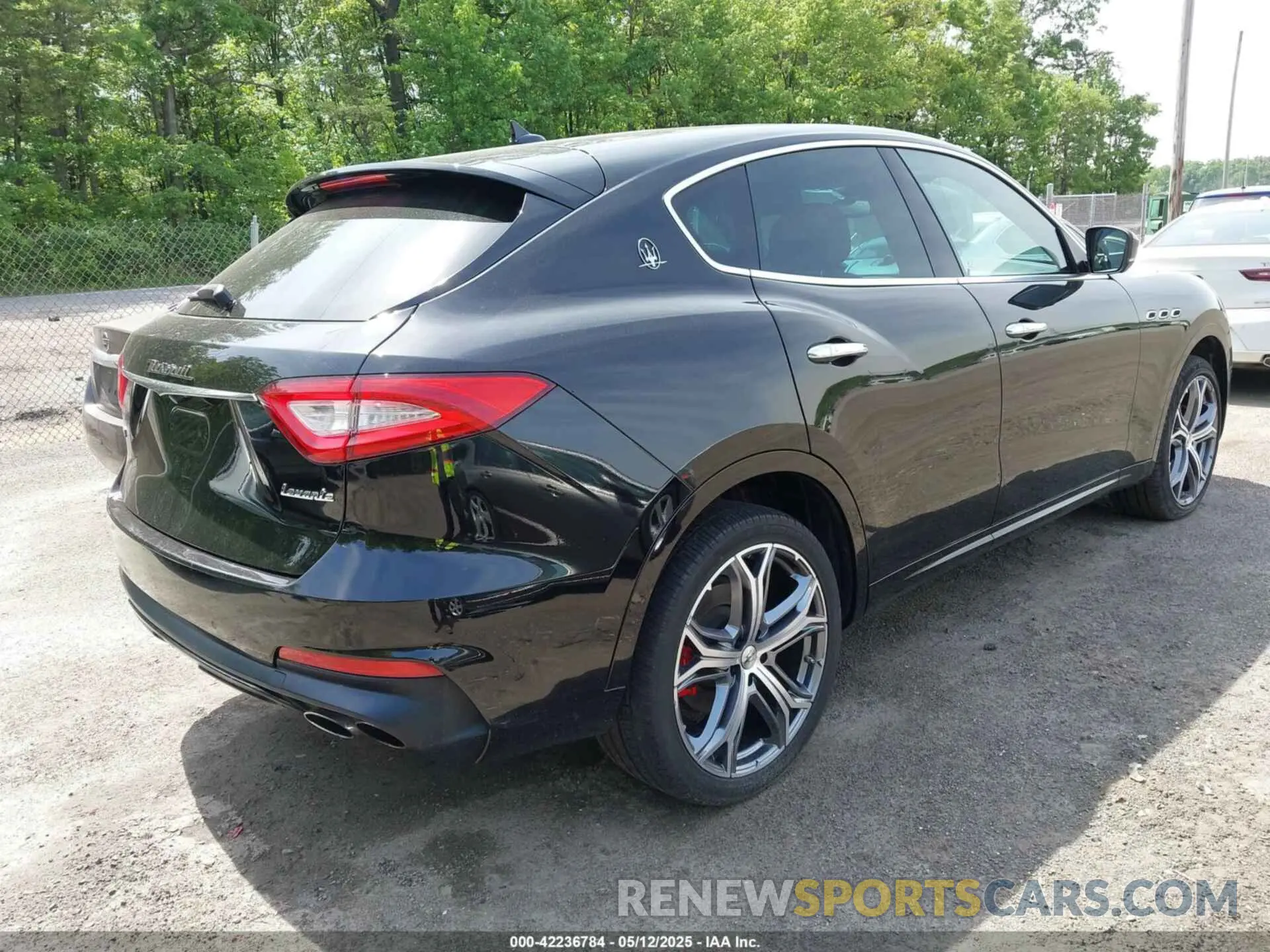 4 Photograph of a damaged car ZN661XUA6LX352481 MASERATI LEVANTE 2020