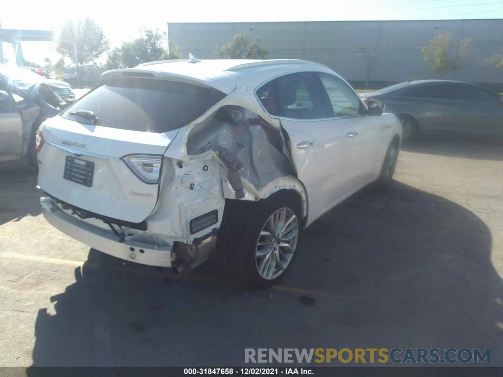 4 Photograph of a damaged car ZN661YUL0LX353536 MASERATI LEVANTE 2020