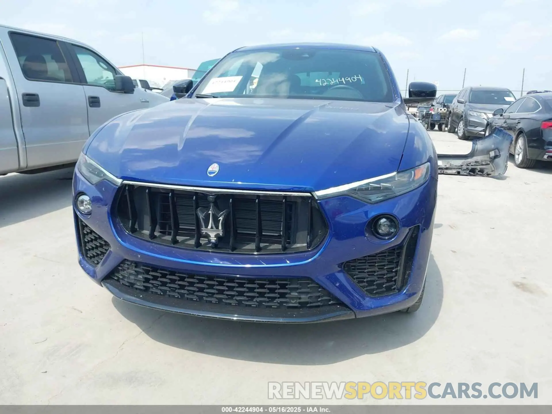13 Photograph of a damaged car ZN661YUS3LX353537 MASERATI LEVANTE 2020