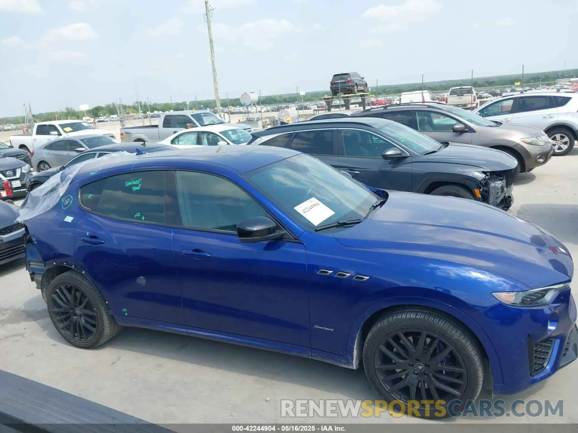 14 Photograph of a damaged car ZN661YUS3LX353537 MASERATI LEVANTE 2020