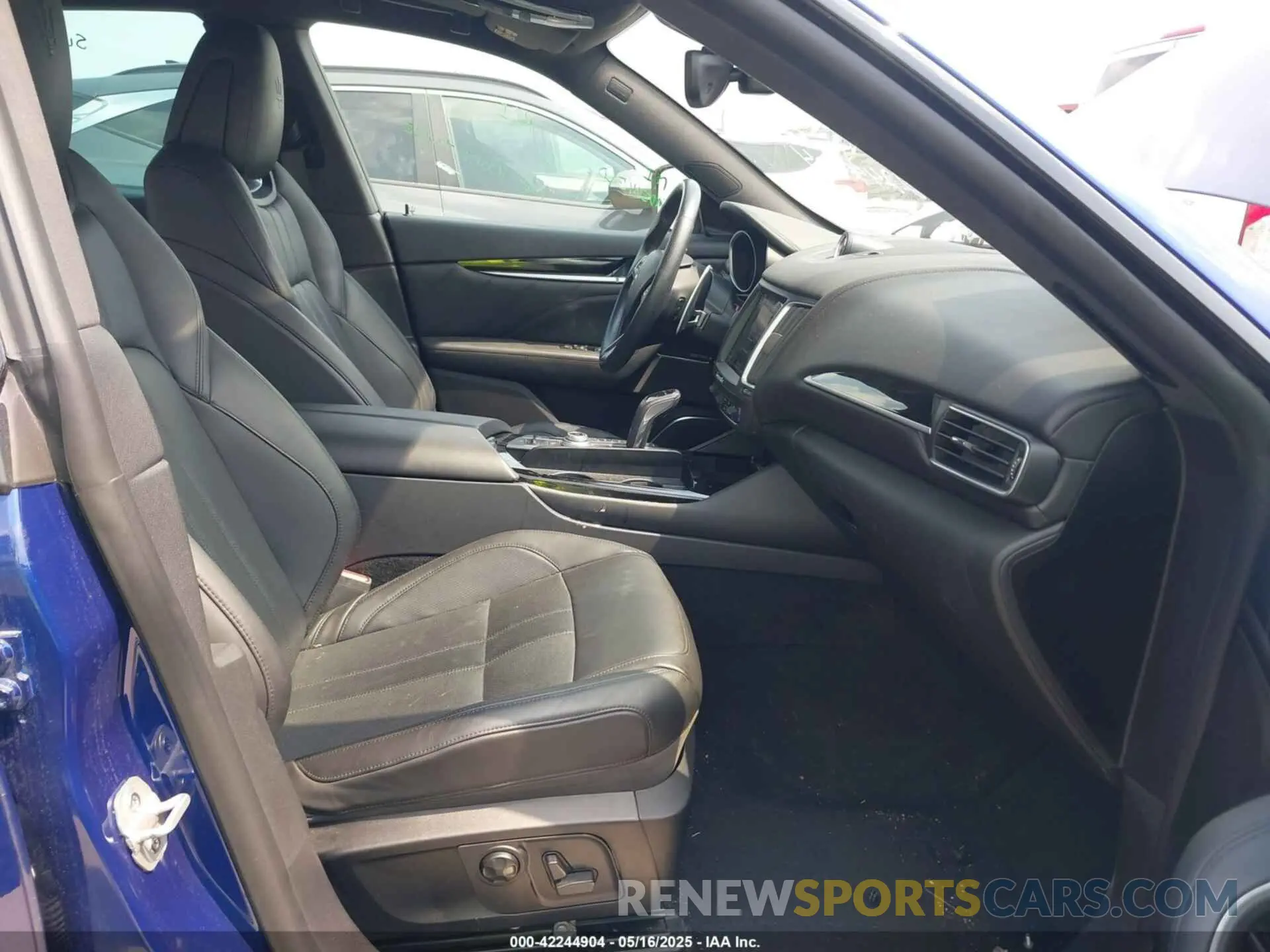 5 Photograph of a damaged car ZN661YUS3LX353537 MASERATI LEVANTE 2020