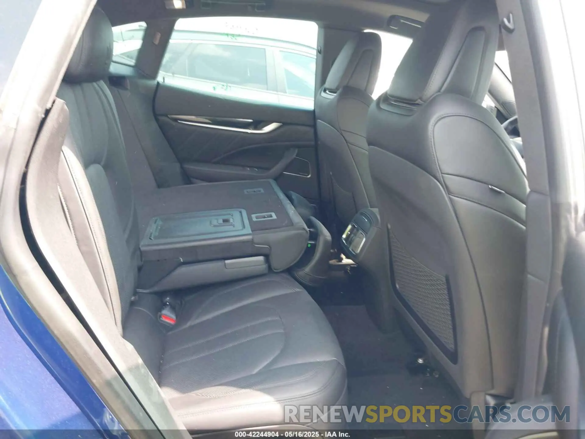 8 Photograph of a damaged car ZN661YUS3LX353537 MASERATI LEVANTE 2020