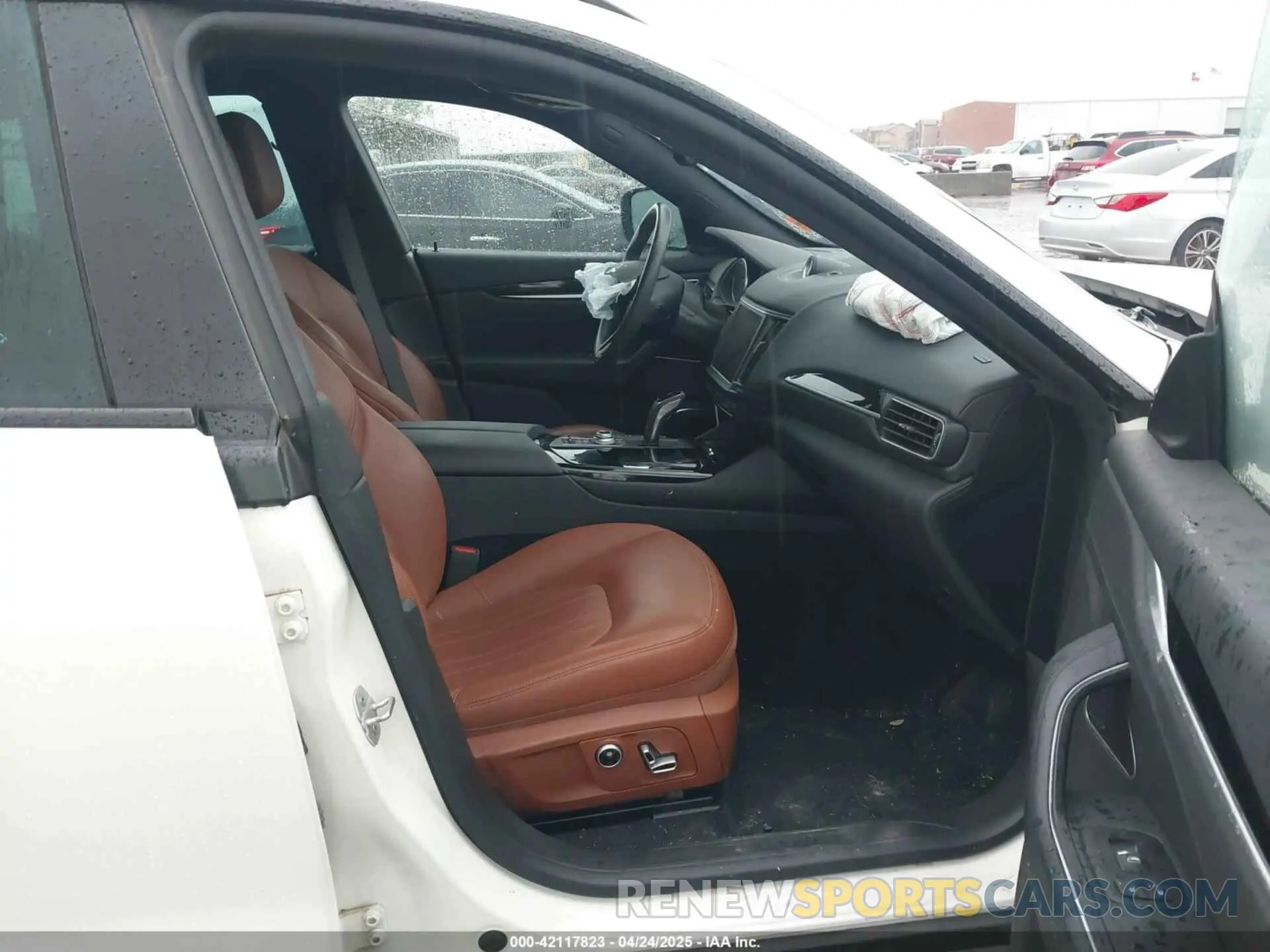 5 Photograph of a damaged car ZN661XUA8MX374158 MASERATI LEVANTE 2021