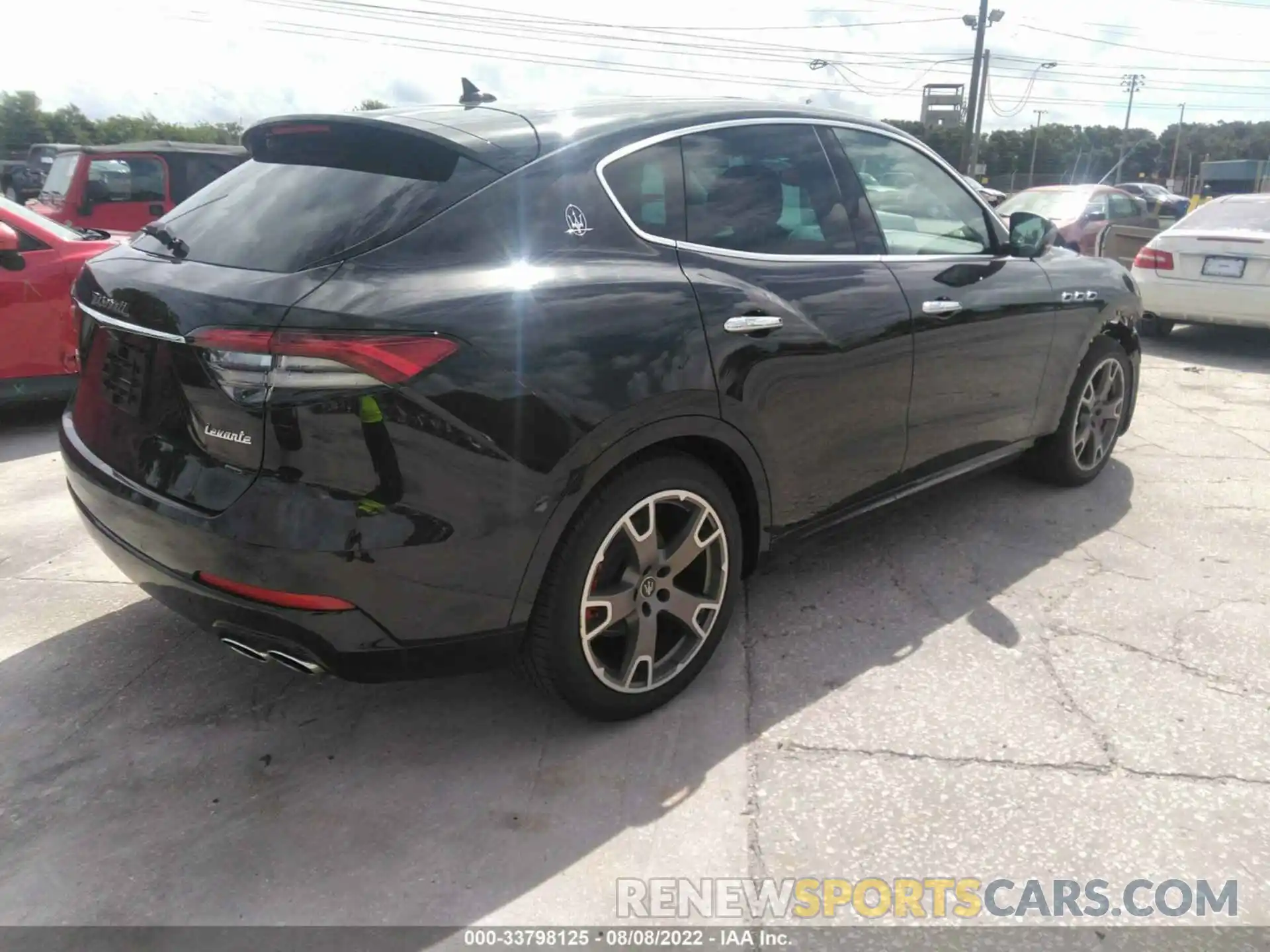 4 Photograph of a damaged car ZN661YUA6MX376996 MASERATI LEVANTE 2021