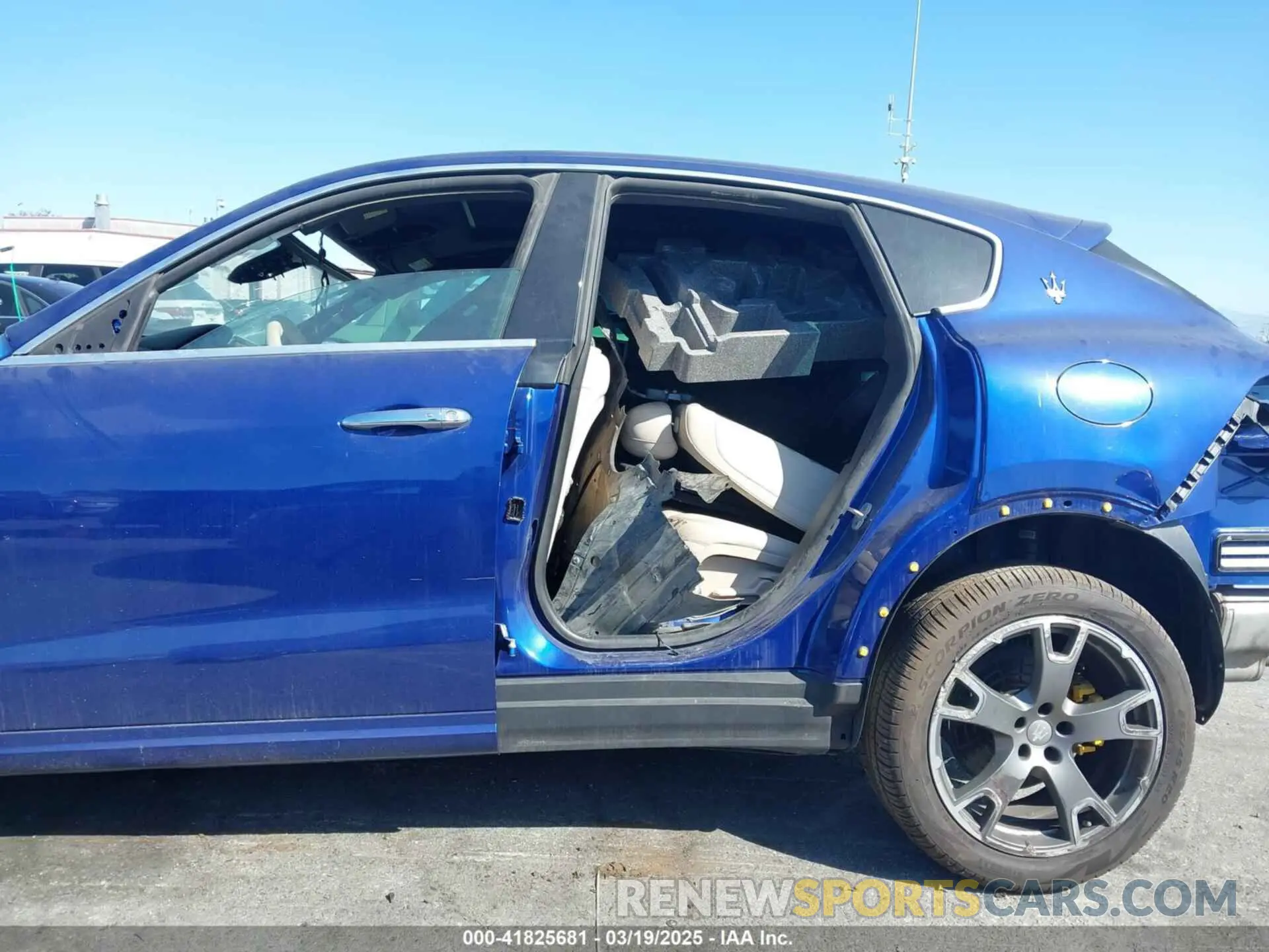 14 Photograph of a damaged car ZN661XUA1NX390431 MASERATI LEVANTE 2022