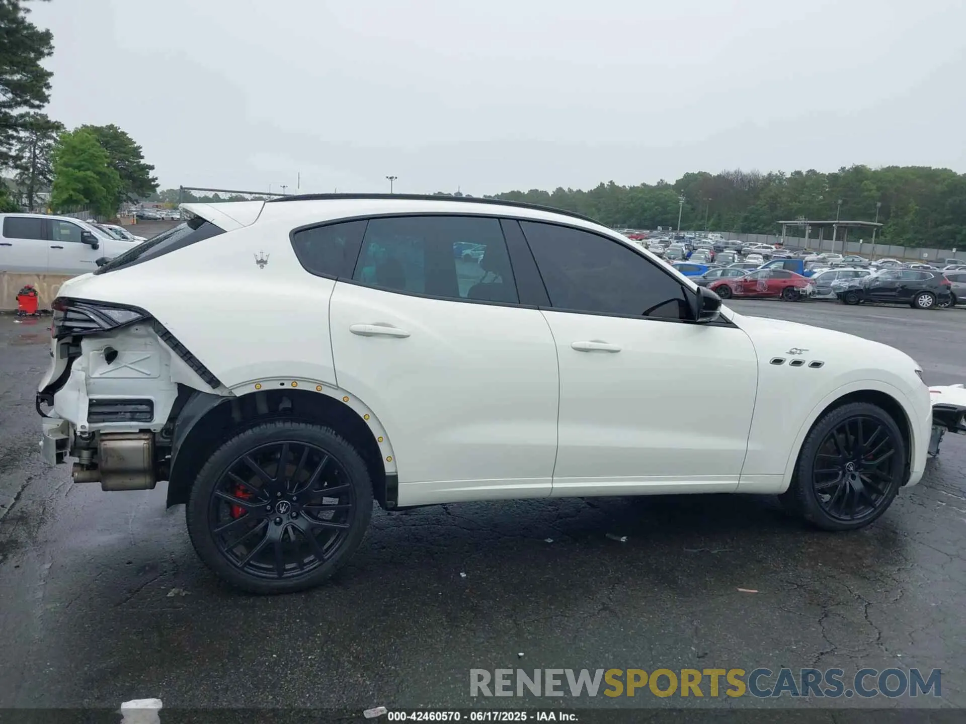 14 Photograph of a damaged car ZN661XUA4NX402183 MASERATI LEVANTE 2022