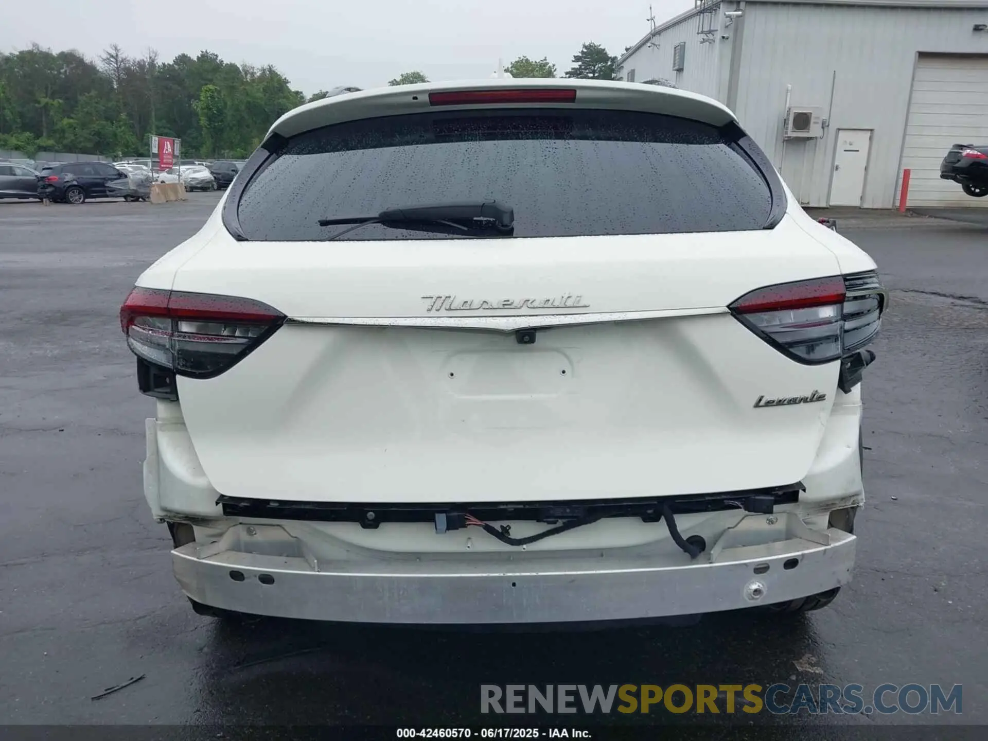17 Photograph of a damaged car ZN661XUA4NX402183 MASERATI LEVANTE 2022