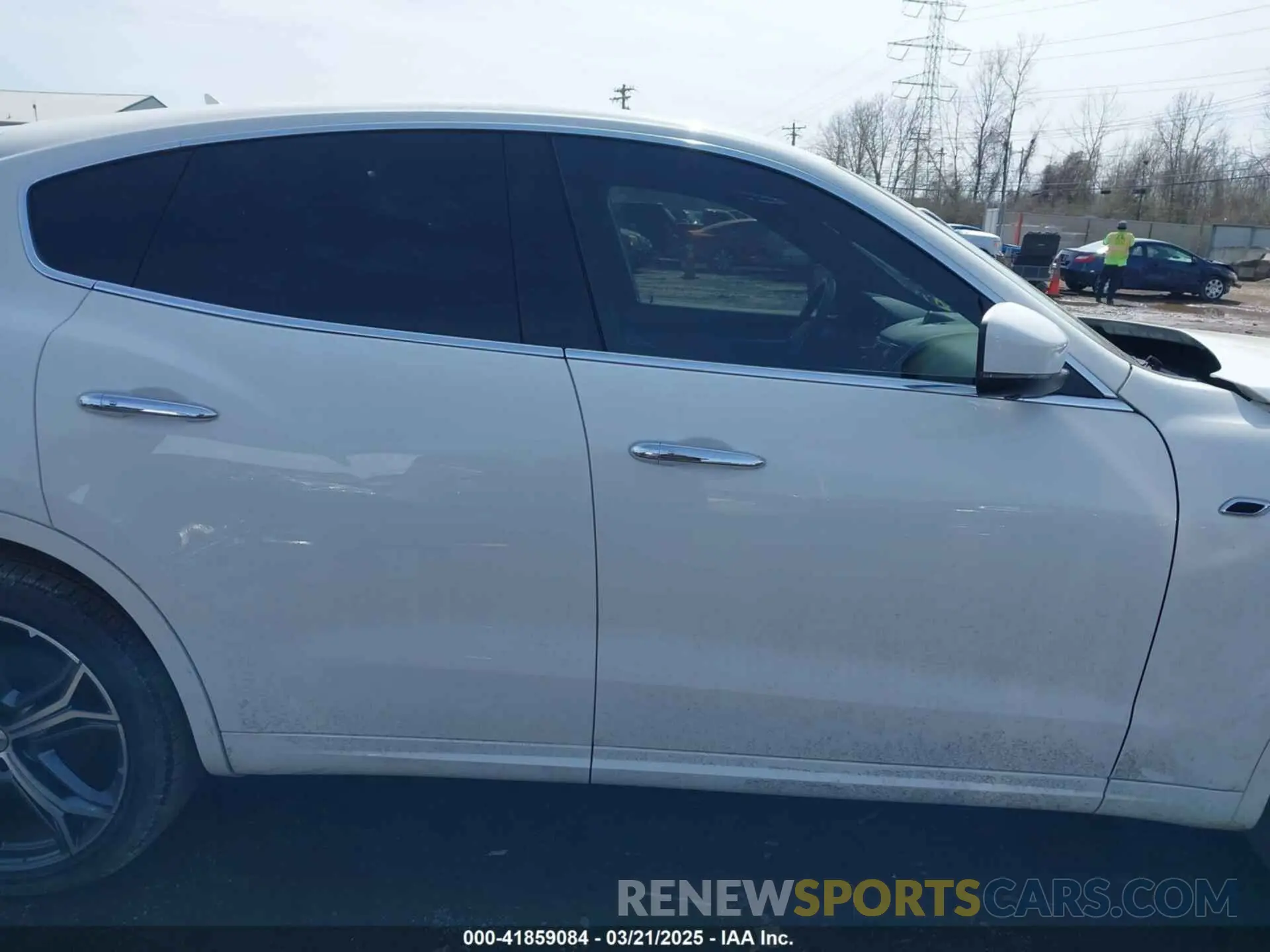 13 Photograph of a damaged car ZN661XUA5NX388097 MASERATI LEVANTE 2022