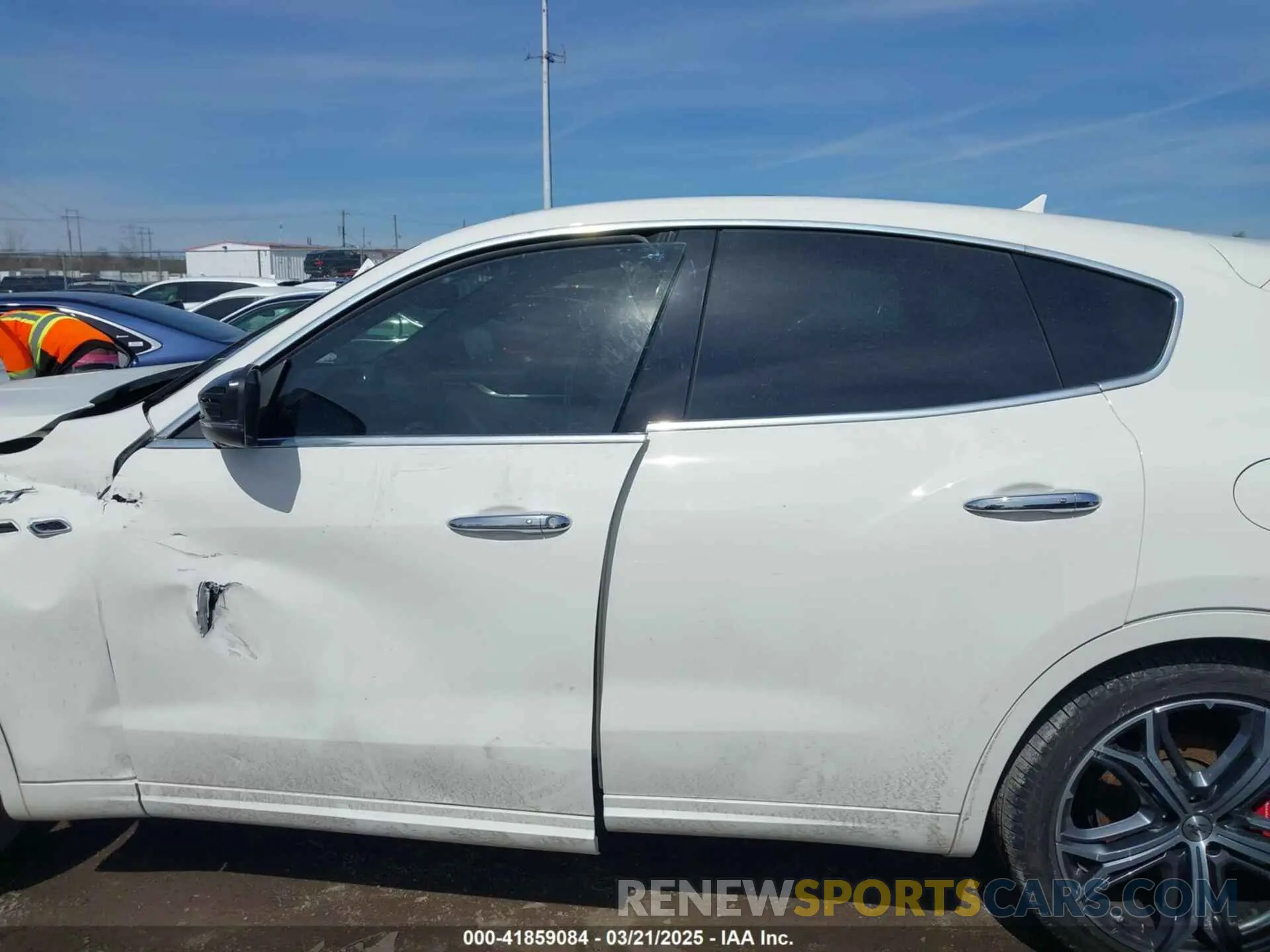 14 Photograph of a damaged car ZN661XUA5NX388097 MASERATI LEVANTE 2022