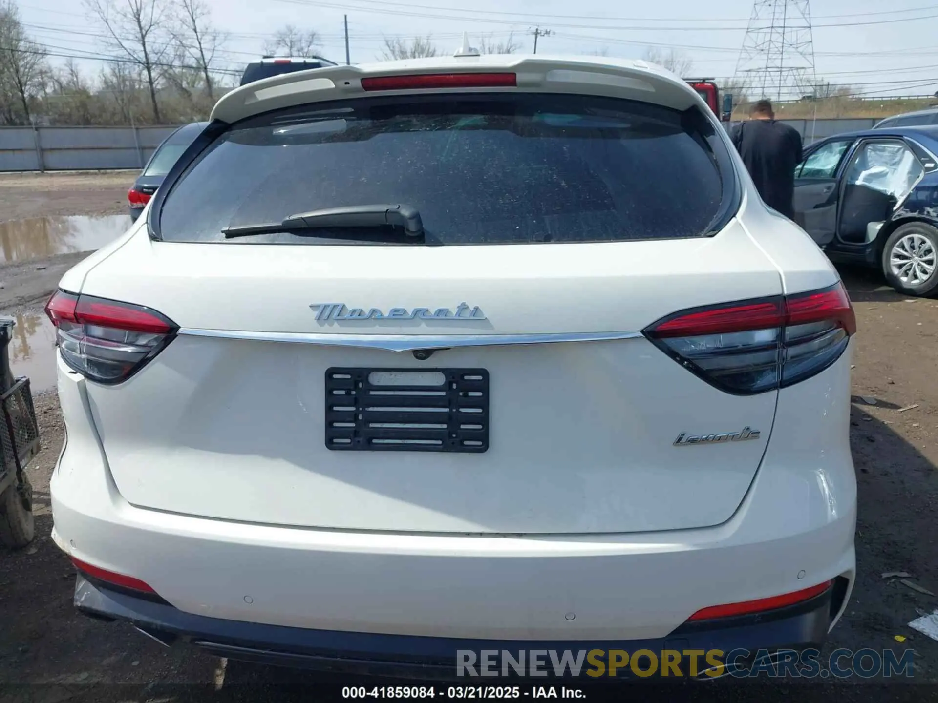 16 Photograph of a damaged car ZN661XUA5NX388097 MASERATI LEVANTE 2022