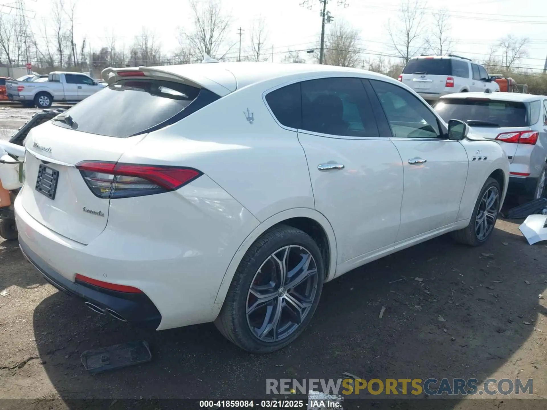 4 Photograph of a damaged car ZN661XUA5NX388097 MASERATI LEVANTE 2022