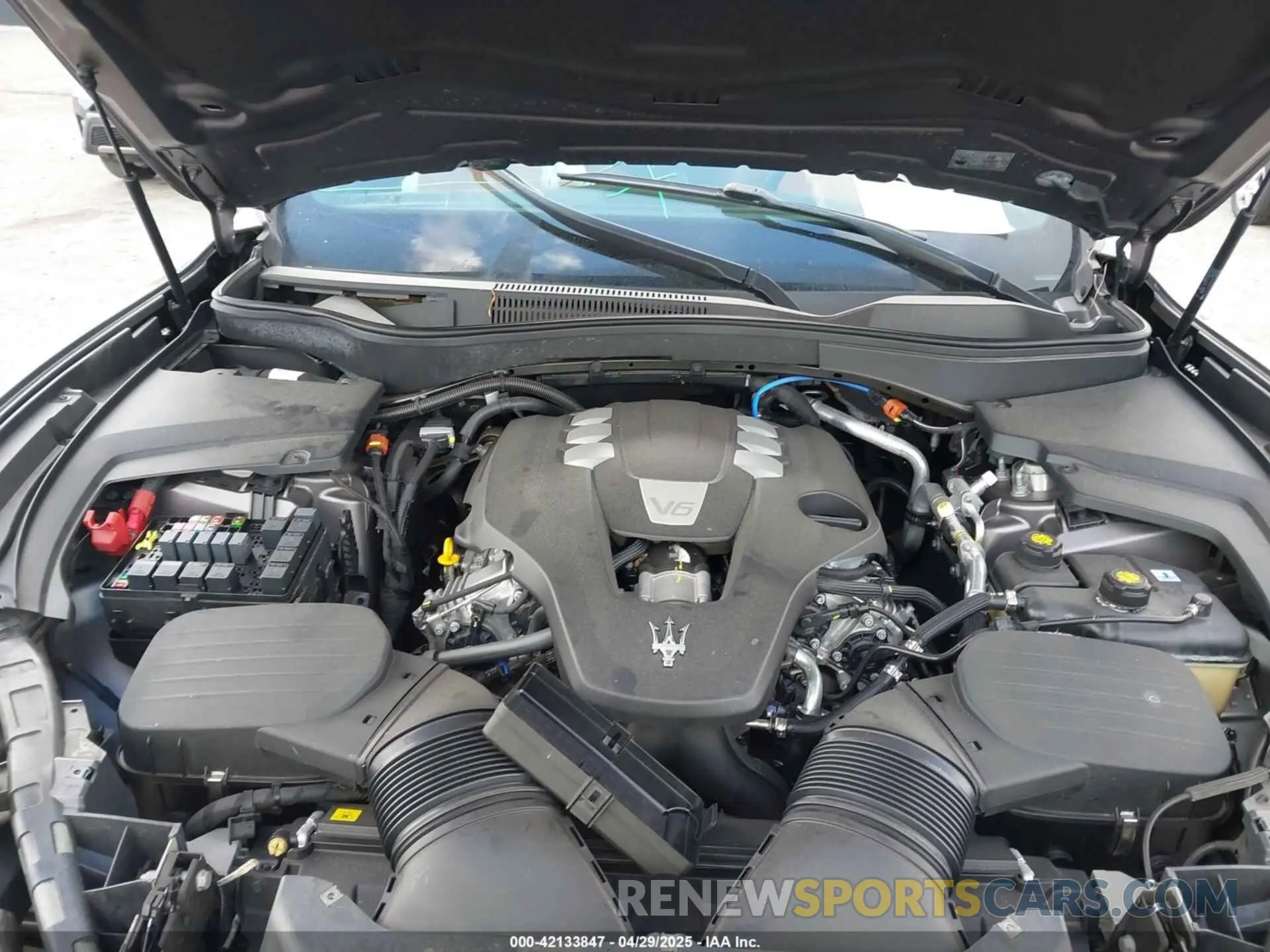 10 Photograph of a damaged car ZN661XUA8NX400355 MASERATI LEVANTE 2022