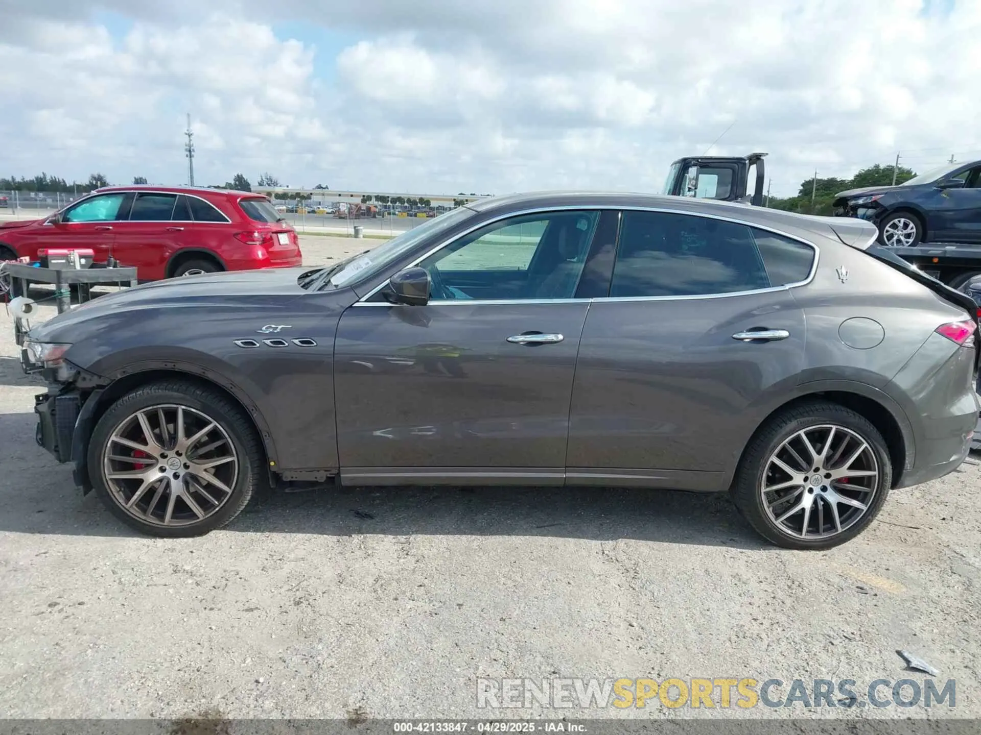 15 Photograph of a damaged car ZN661XUA8NX400355 MASERATI LEVANTE 2022