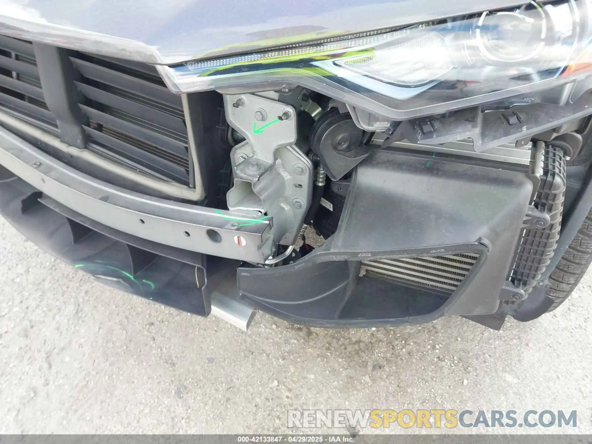 19 Photograph of a damaged car ZN661XUA8NX400355 MASERATI LEVANTE 2022