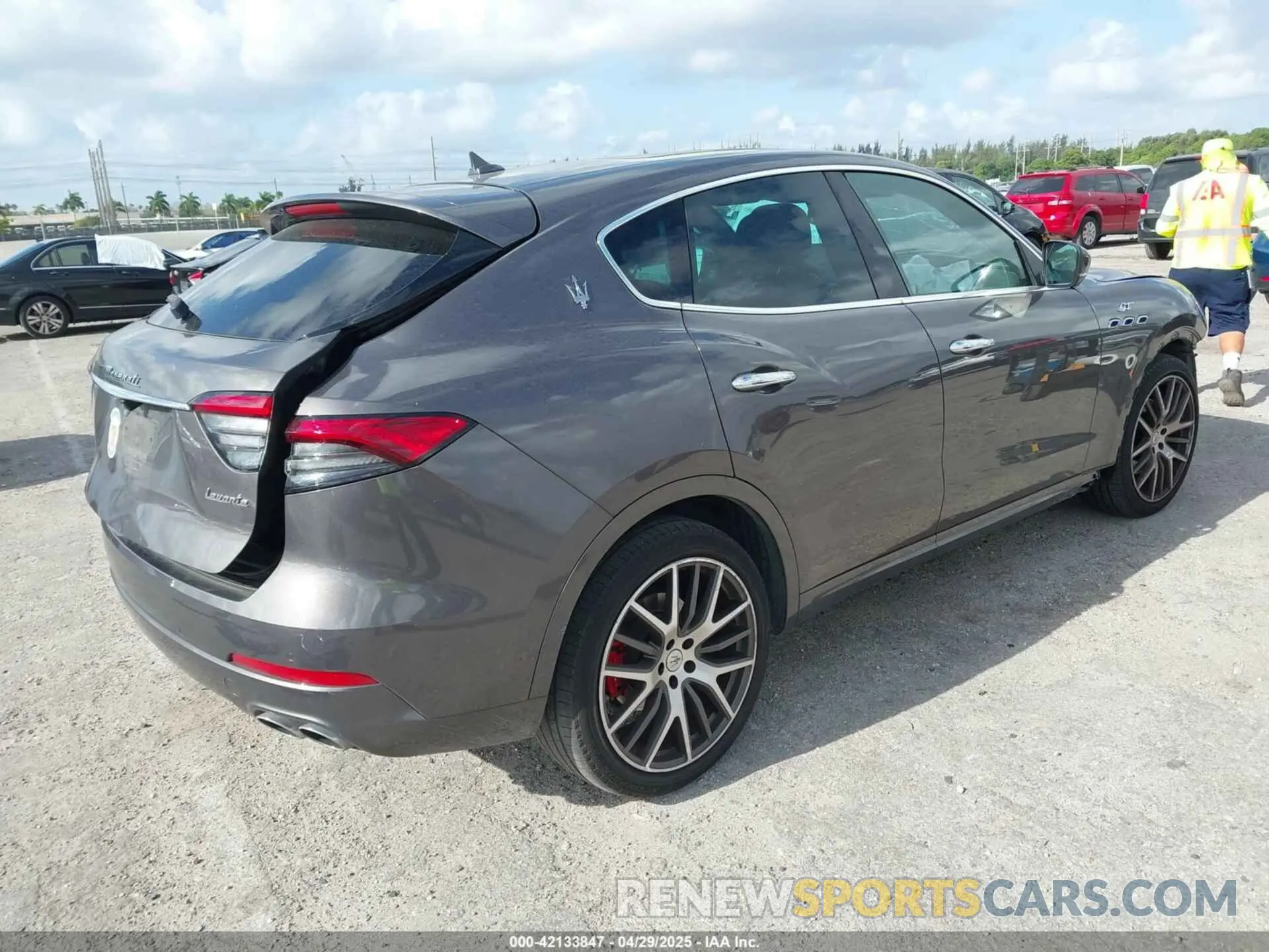 4 Photograph of a damaged car ZN661XUA8NX400355 MASERATI LEVANTE 2022