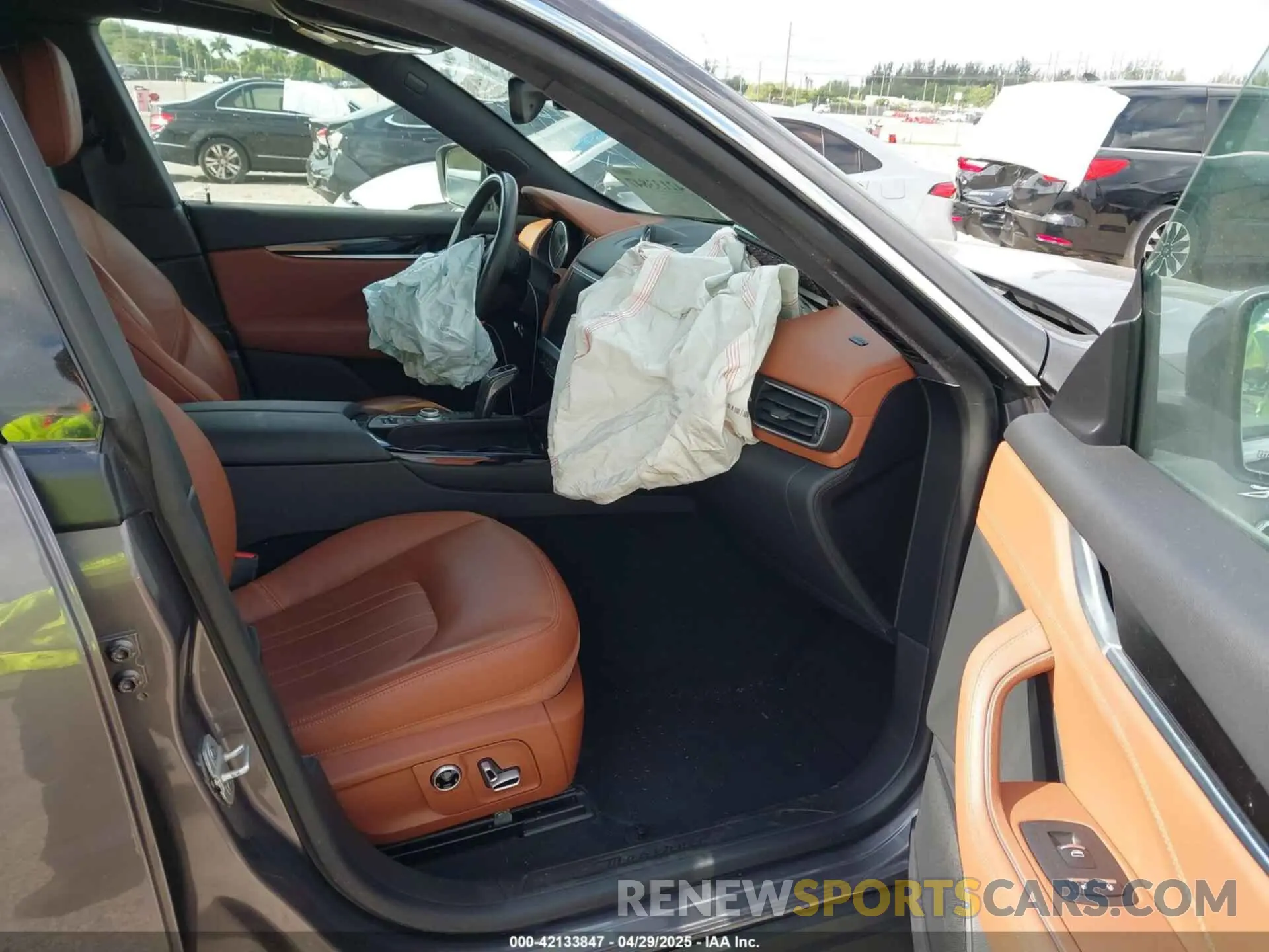 5 Photograph of a damaged car ZN661XUA8NX400355 MASERATI LEVANTE 2022