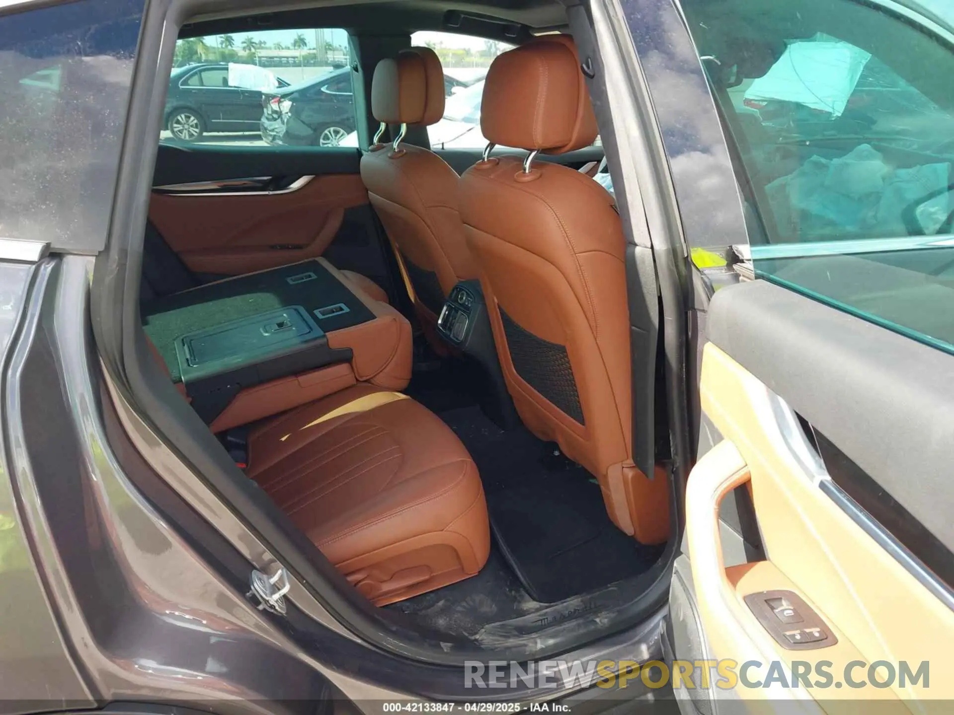 8 Photograph of a damaged car ZN661XUA8NX400355 MASERATI LEVANTE 2022
