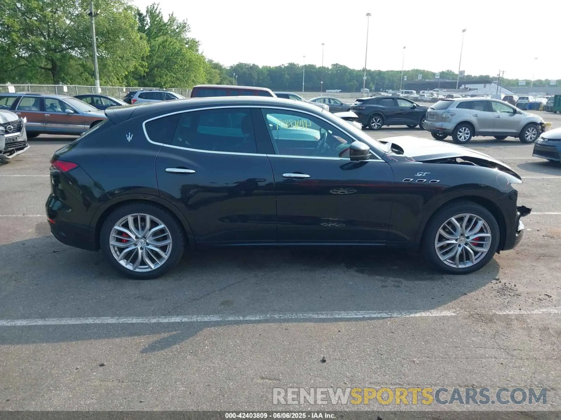 13 Photograph of a damaged car ZN661XUA9NX383114 MASERATI LEVANTE 2022