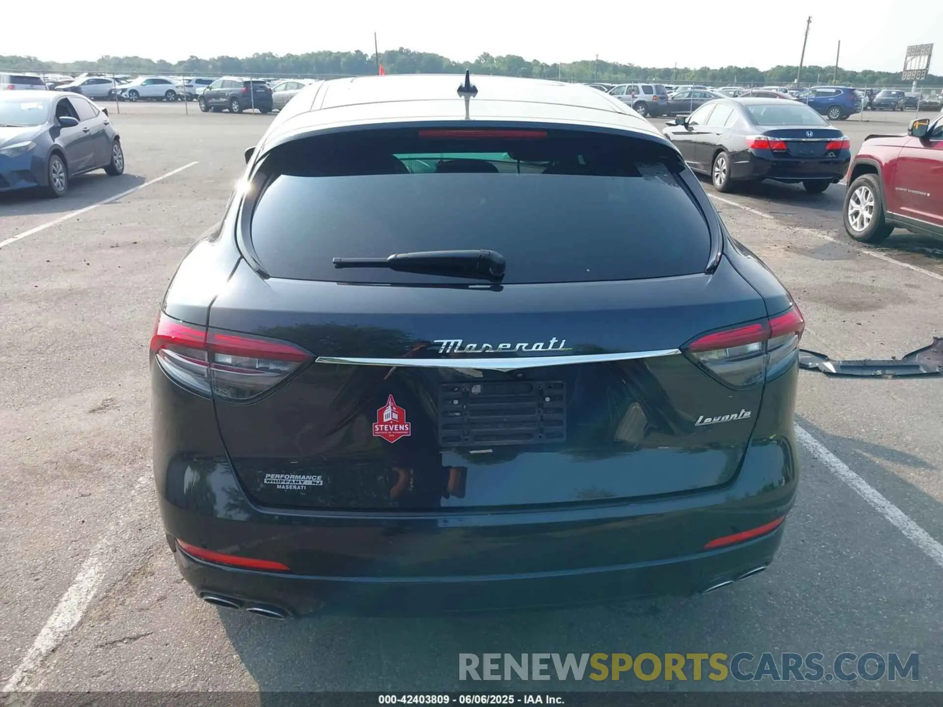 16 Photograph of a damaged car ZN661XUA9NX383114 MASERATI LEVANTE 2022