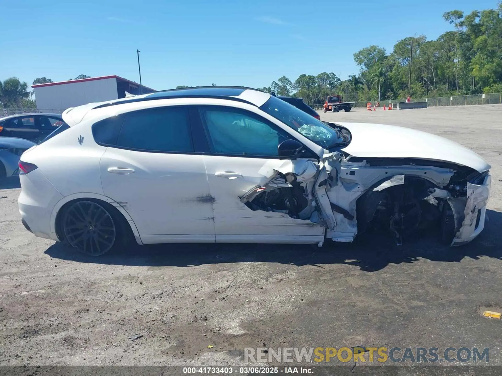 13 Photograph of a damaged car ZN661XUA9NX400266 MASERATI LEVANTE 2022