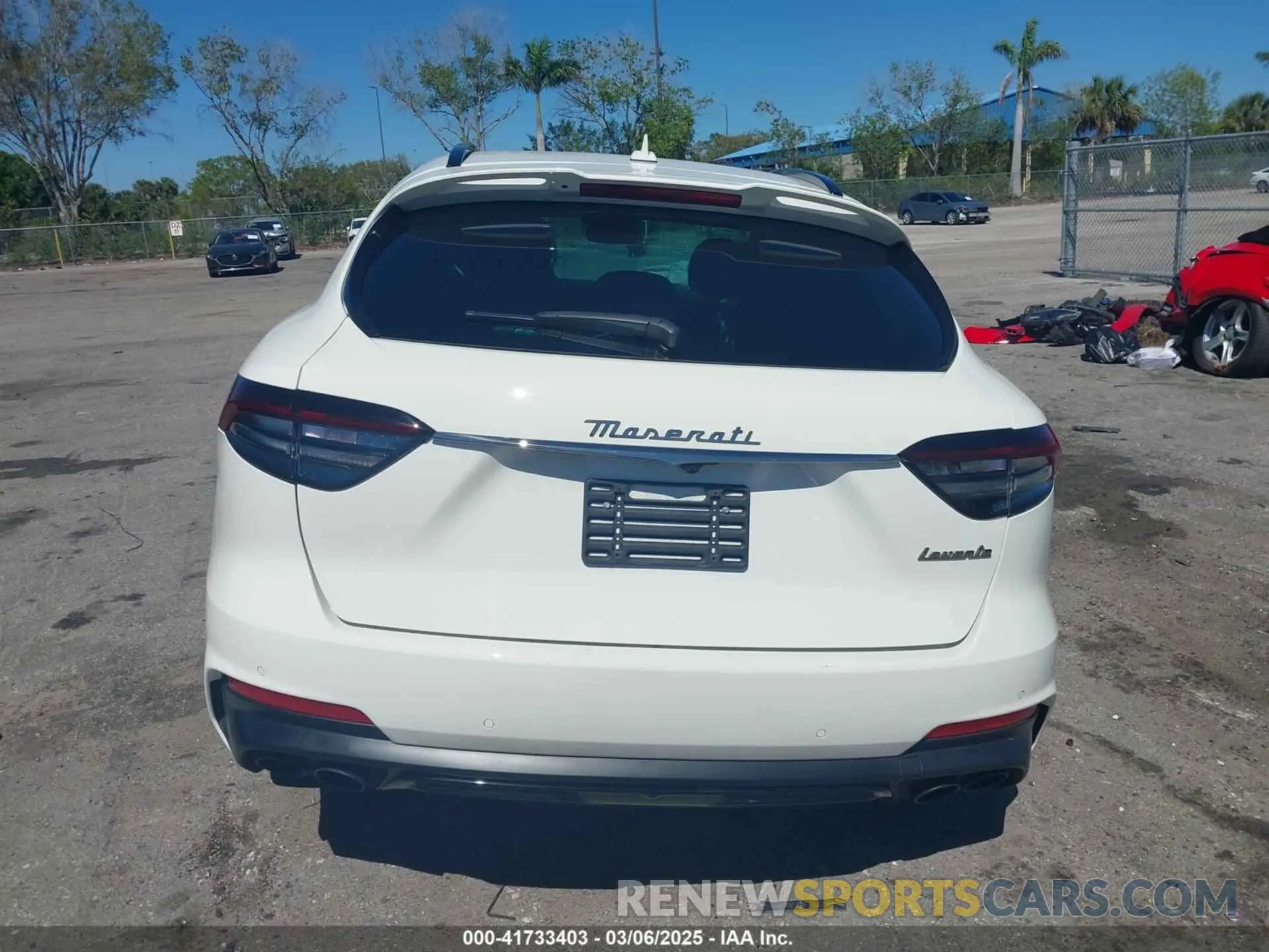 16 Photograph of a damaged car ZN661XUA9NX400266 MASERATI LEVANTE 2022