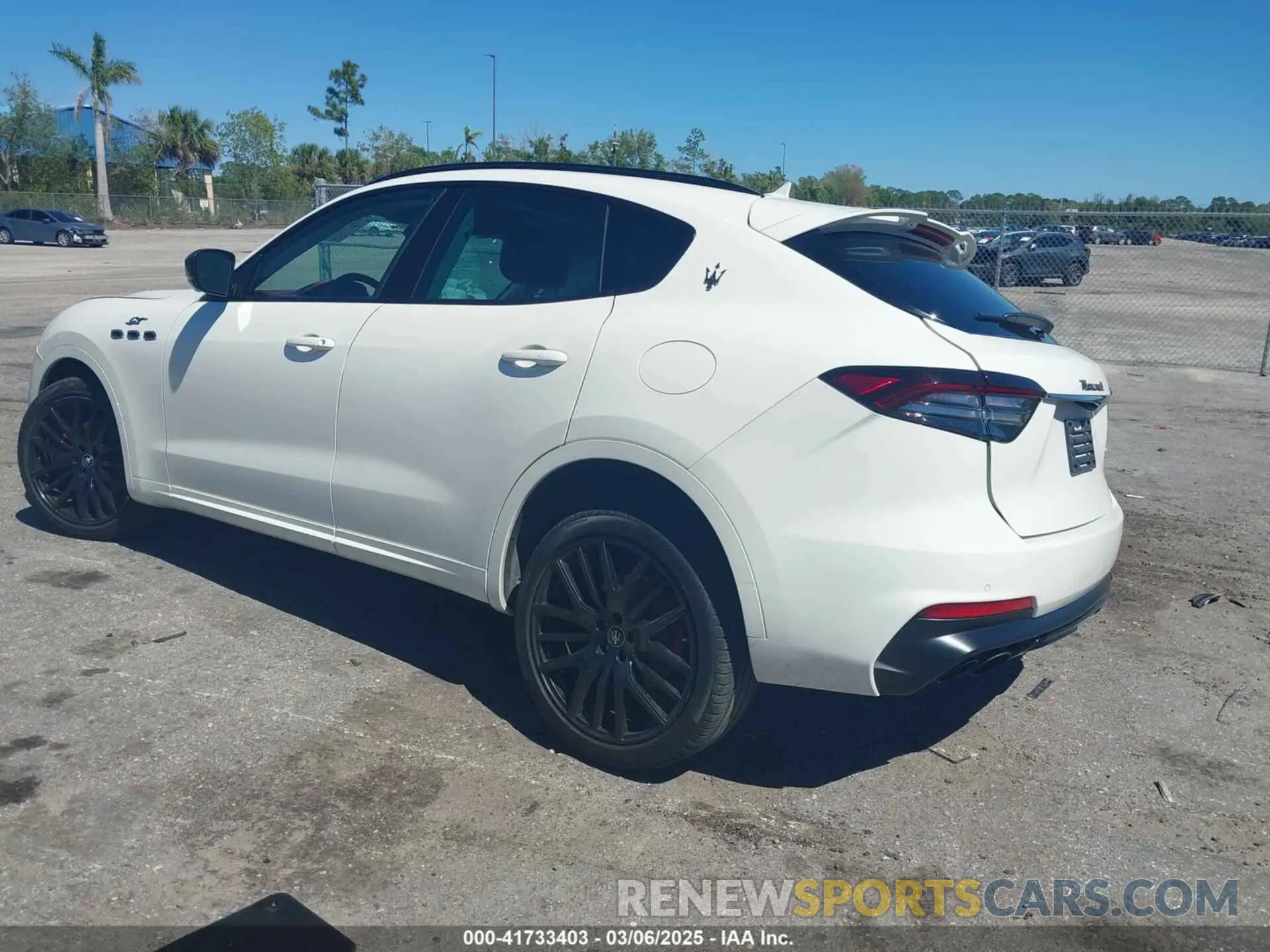 3 Photograph of a damaged car ZN661XUA9NX400266 MASERATI LEVANTE 2022