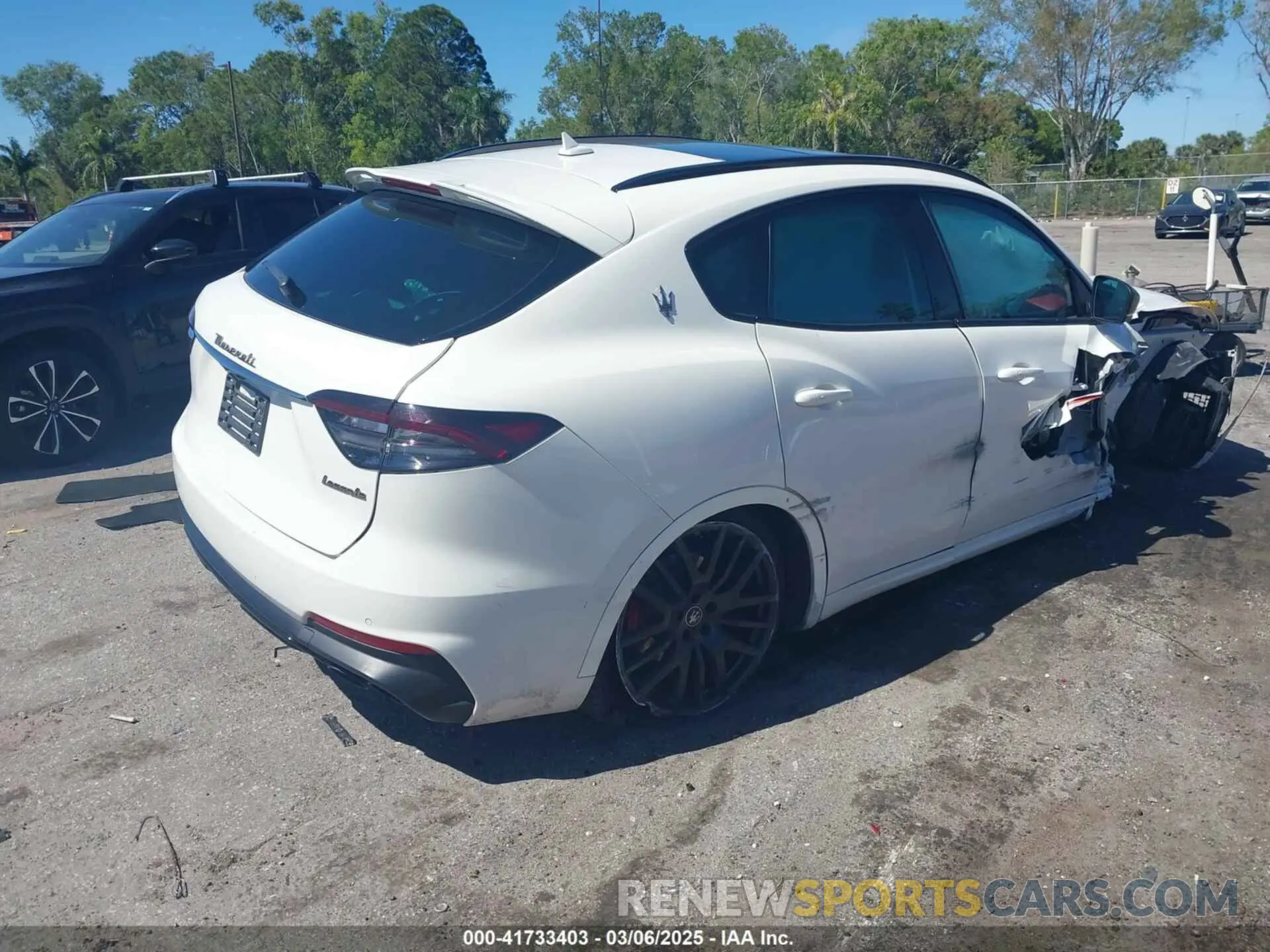 4 Photograph of a damaged car ZN661XUA9NX400266 MASERATI LEVANTE 2022
