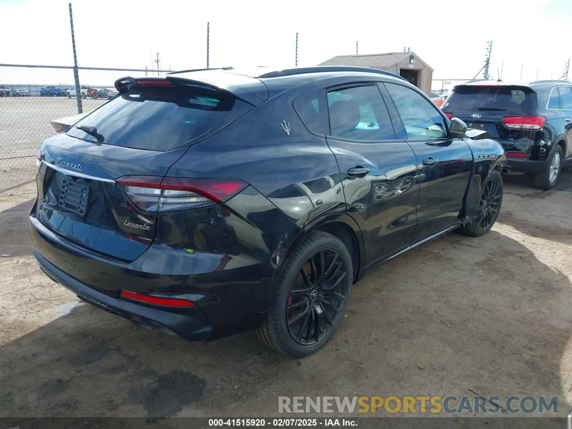 4 Photograph of a damaged car ZN661XUAXNX400339 MASERATI LEVANTE 2022