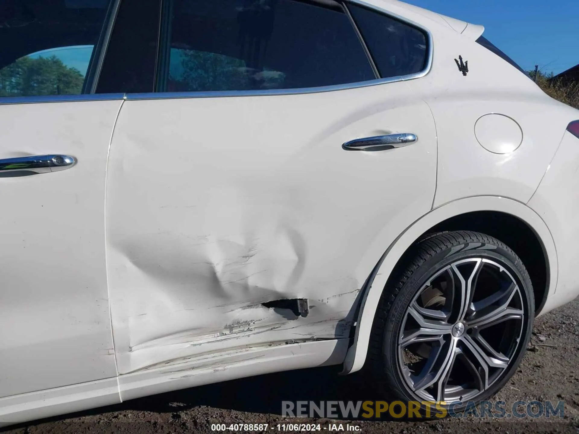 18 Photograph of a damaged car ZN661YUM0NX394700 MASERATI LEVANTE 2022