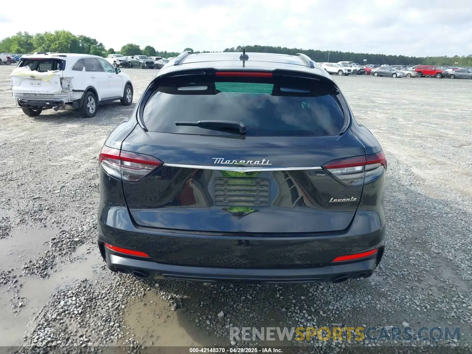 16 Photograph of a damaged car ZN661YUM1NX393345 MASERATI LEVANTE 2022