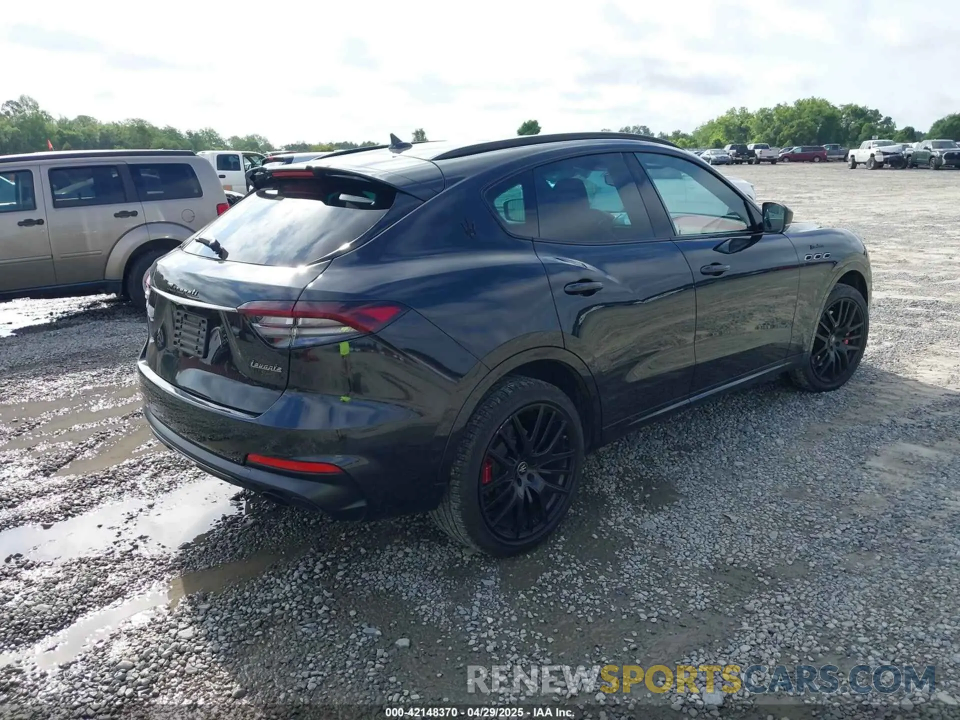 4 Photograph of a damaged car ZN661YUM1NX393345 MASERATI LEVANTE 2022