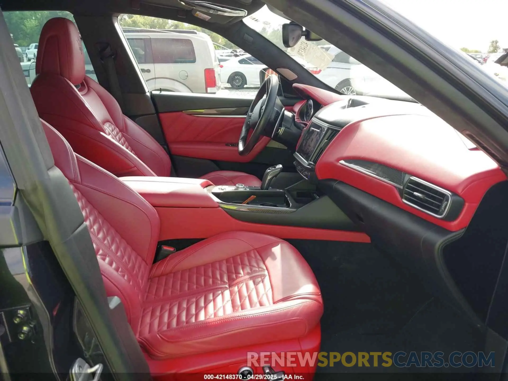 5 Photograph of a damaged car ZN661YUM1NX393345 MASERATI LEVANTE 2022