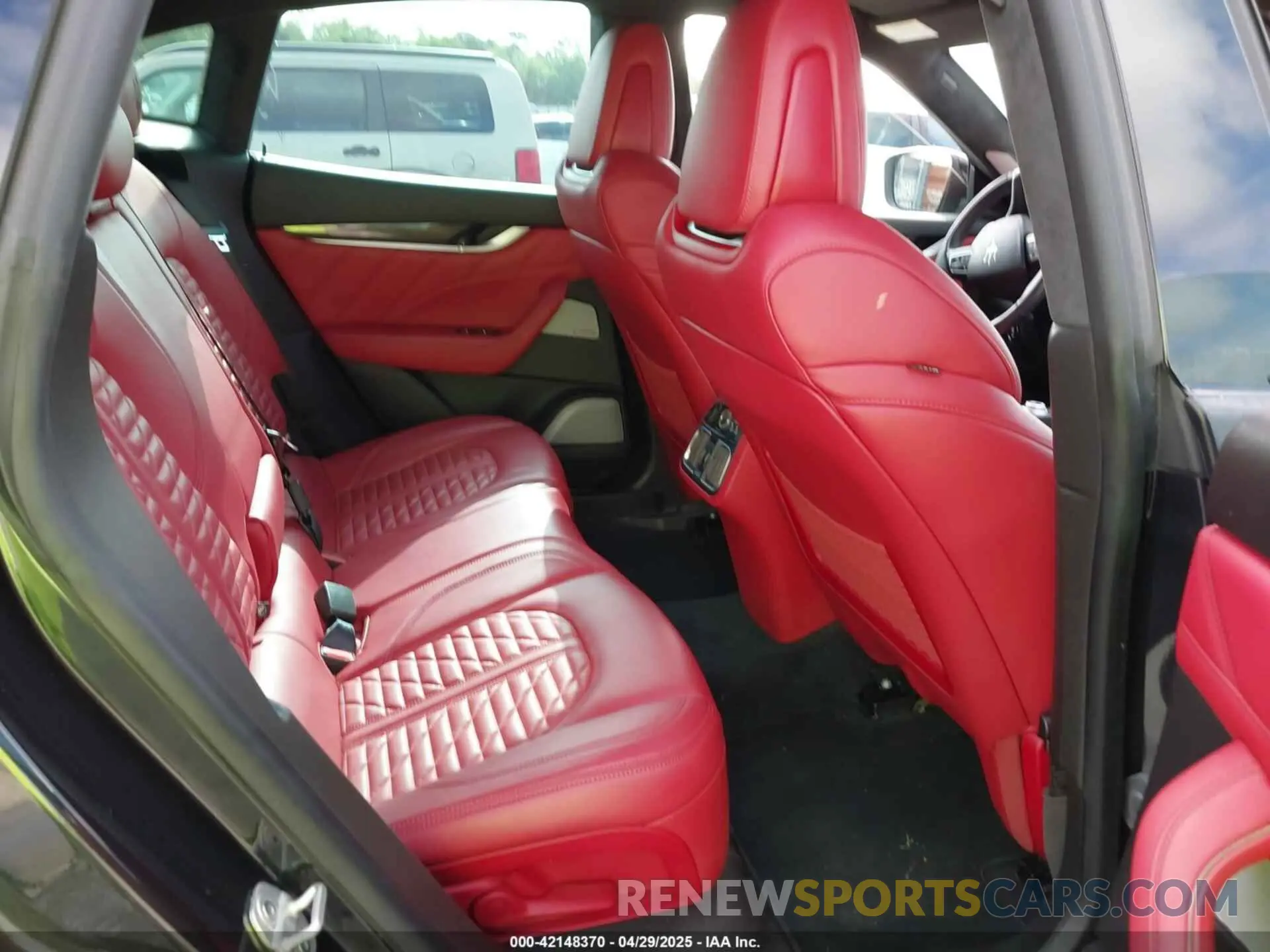 8 Photograph of a damaged car ZN661YUM1NX393345 MASERATI LEVANTE 2022