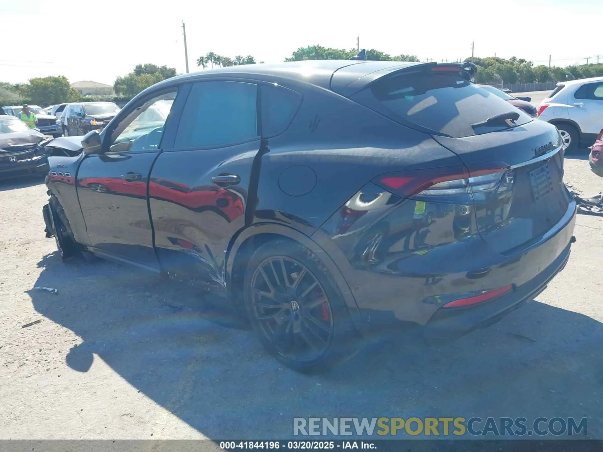 3 Photograph of a damaged car ZN661YUM3PX429958 MASERATI LEVANTE 2023
