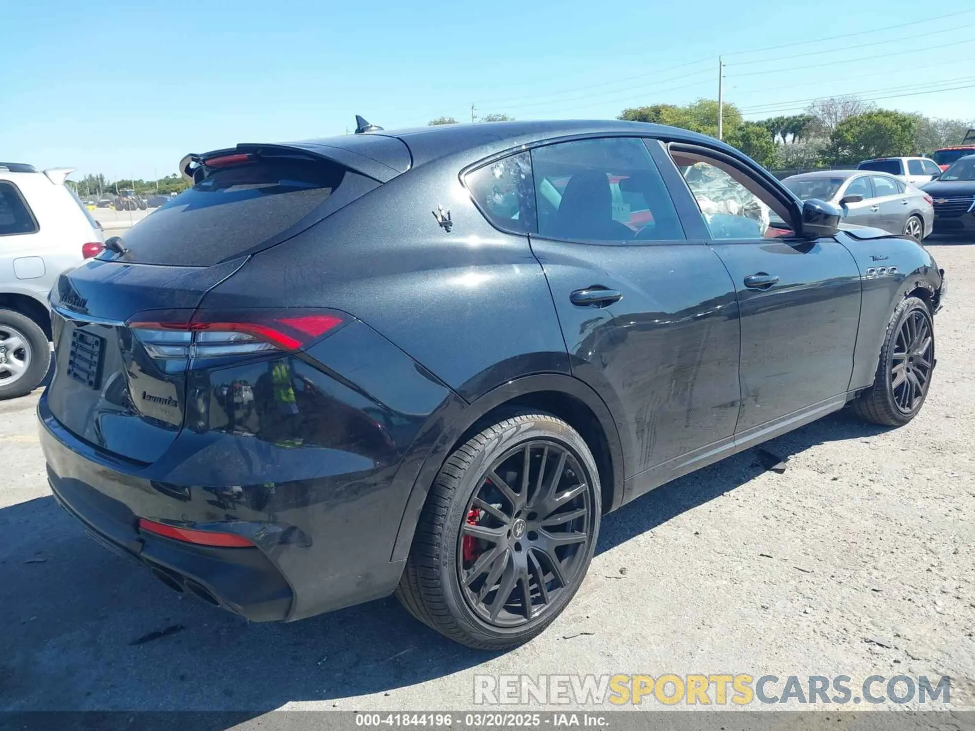 4 Photograph of a damaged car ZN661YUM3PX429958 MASERATI LEVANTE 2023