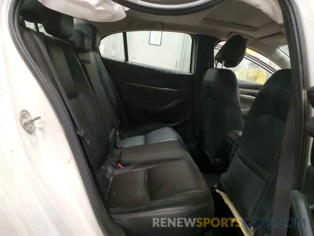 10 Photograph of a damaged car 3MZBPAEM1KM101048 MAZDA 3 2019