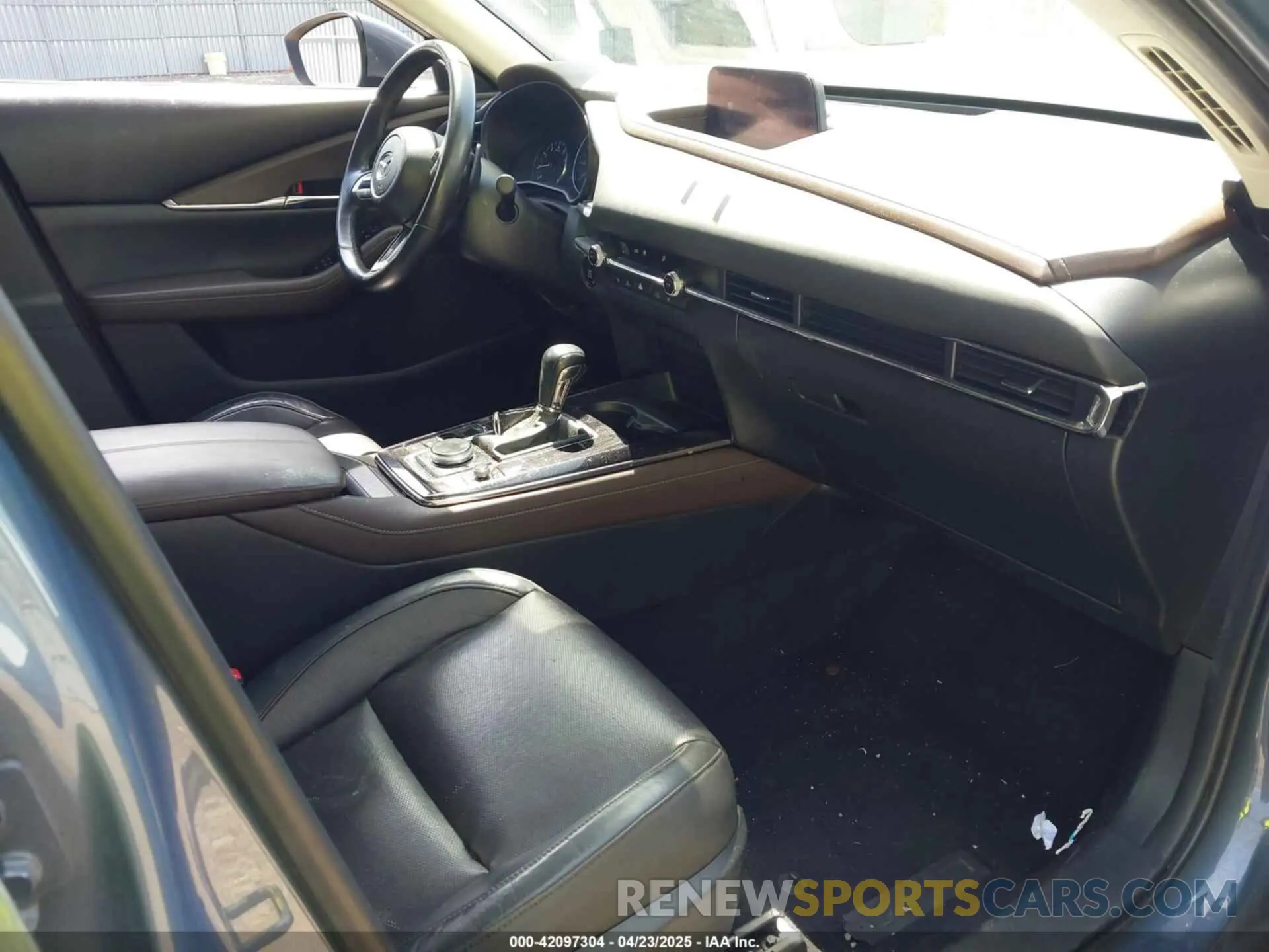 5 Photograph of a damaged car 3MVDMBEM1LM110777 MAZDA CX-30 2020