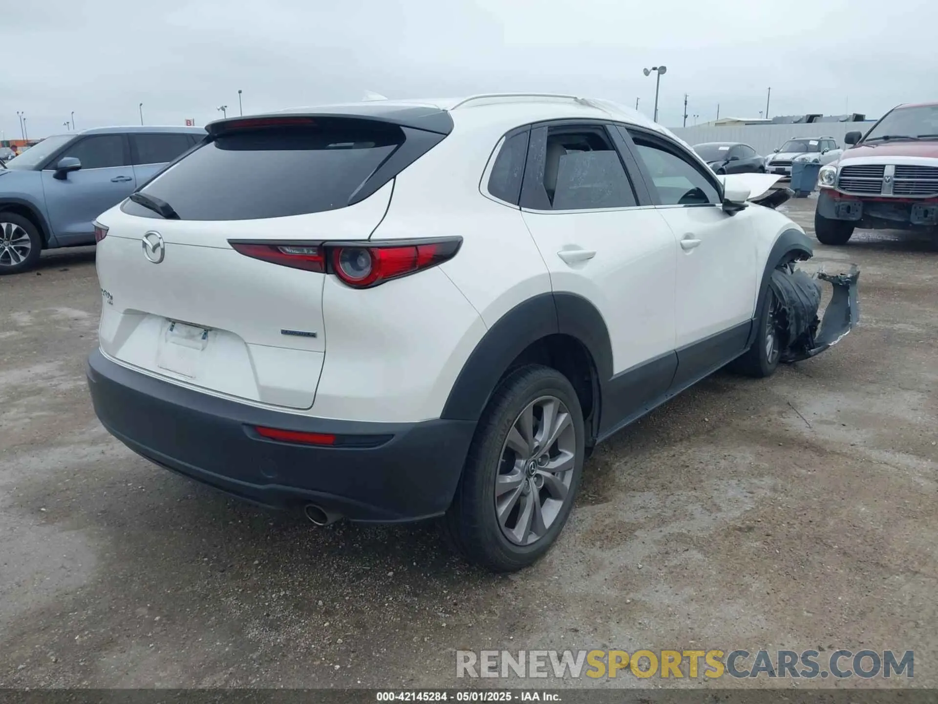 4 Photograph of a damaged car 3MVDMBEM1LM121942 MAZDA CX-30 2020