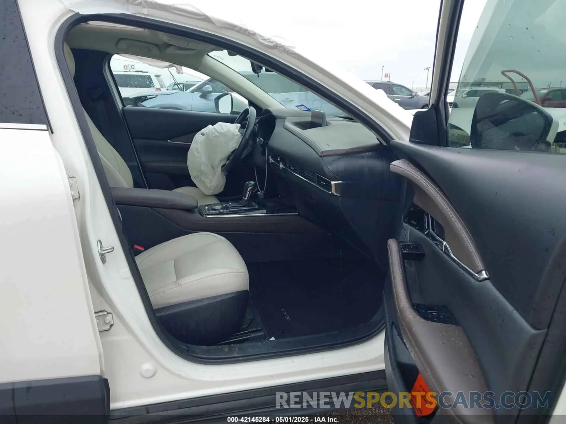 5 Photograph of a damaged car 3MVDMBEM1LM121942 MAZDA CX-30 2020