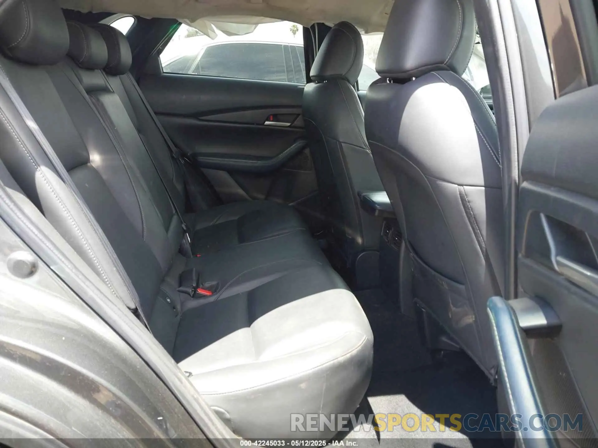 8 Photograph of a damaged car 3MVDMABL5MM210517 MAZDA CX-30 2021