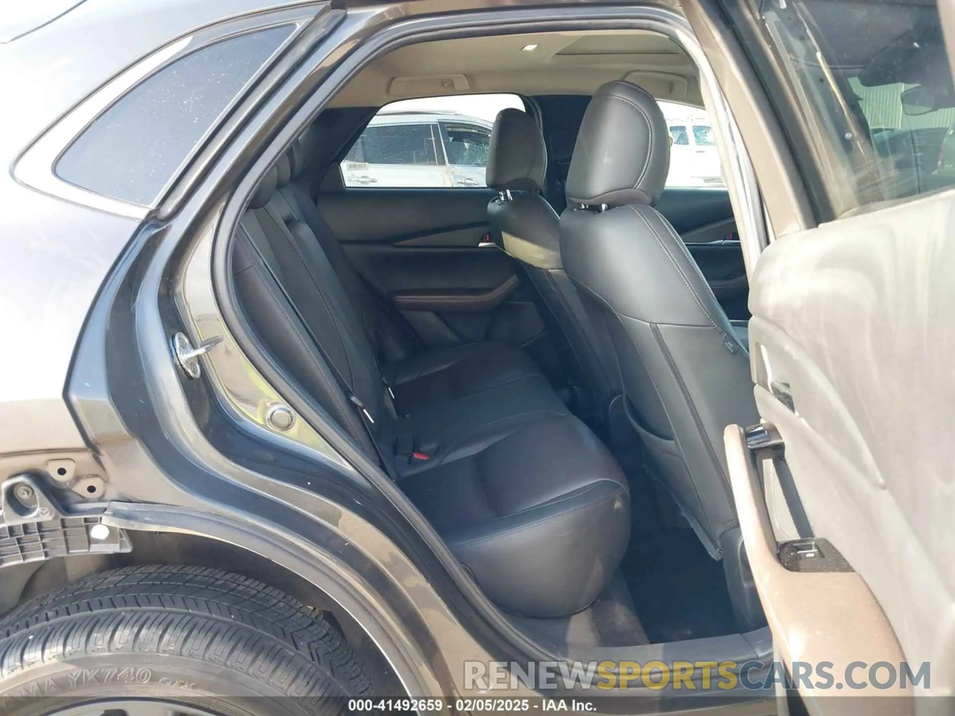 8 Photograph of a damaged car 3MVDMADM5MM215299 MAZDA CX-30 2021