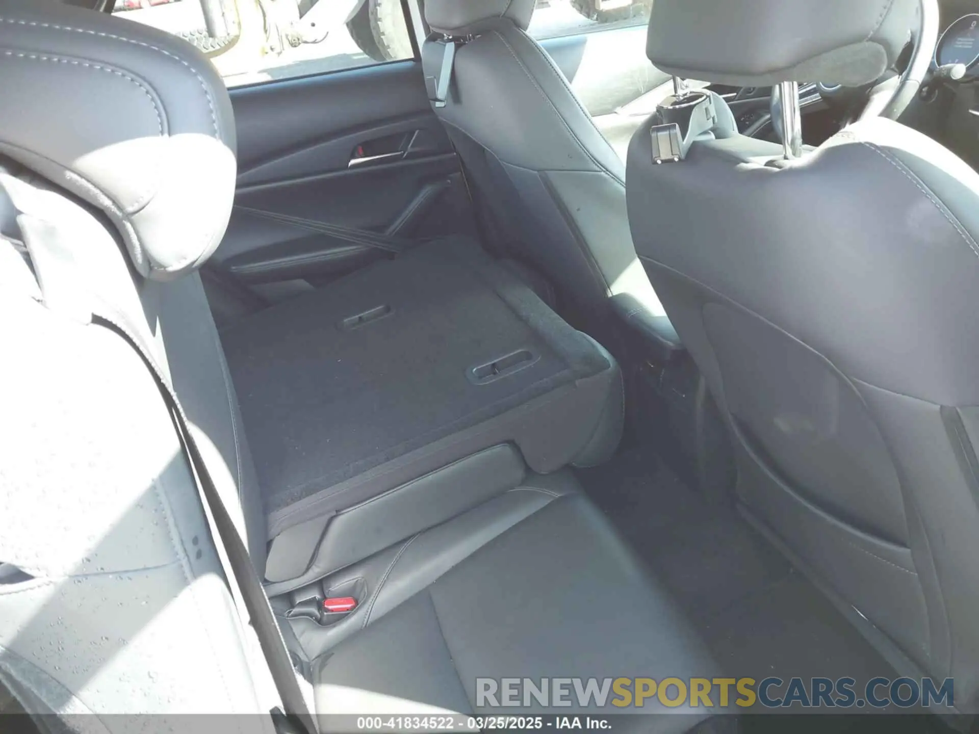 8 Photograph of a damaged car 3MVDMBAYXMM250823 MAZDA CX-30 2021