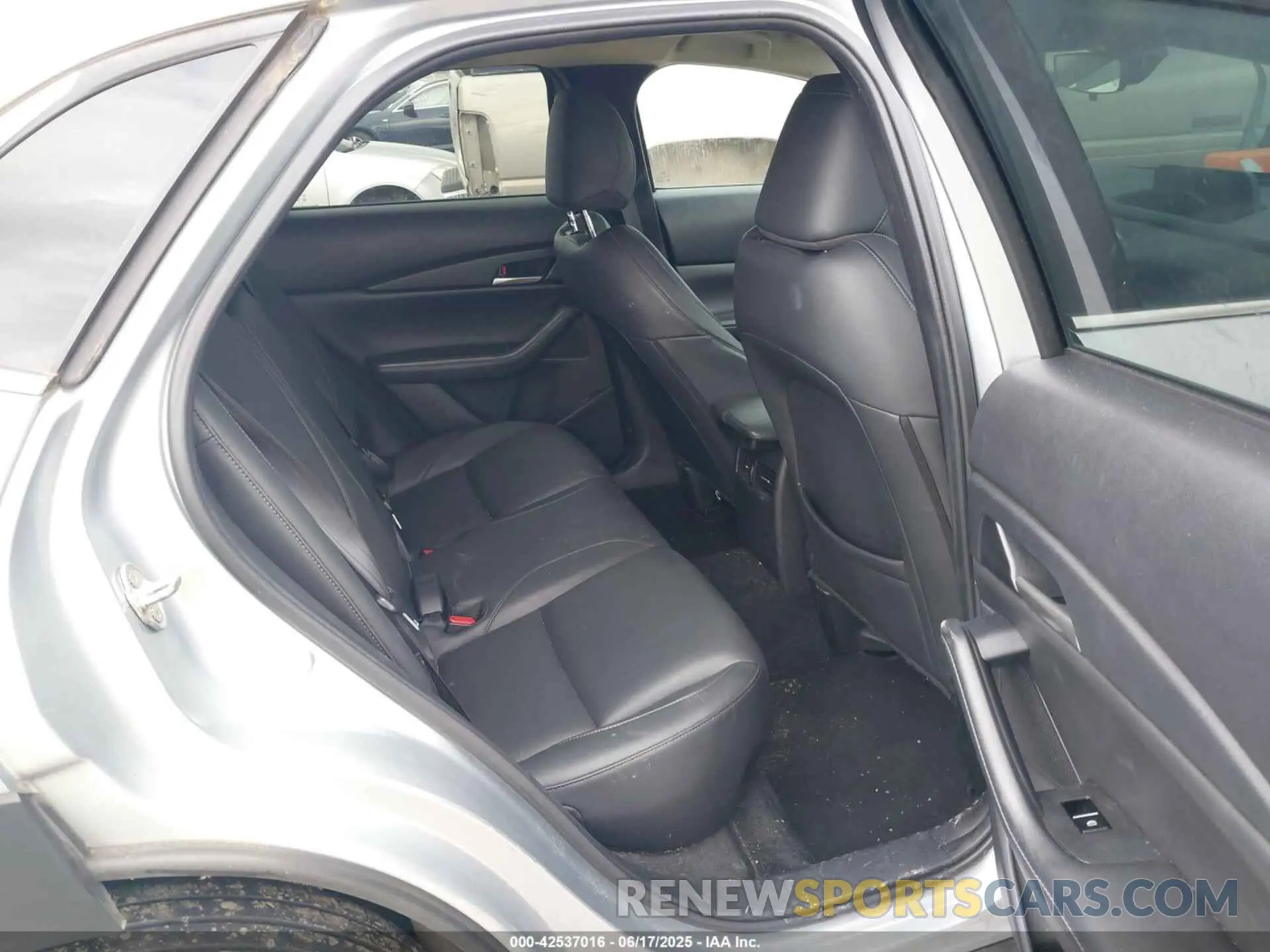 8 Photograph of a damaged car 3MVDMBBL4MM240615 MAZDA CX-30 2021