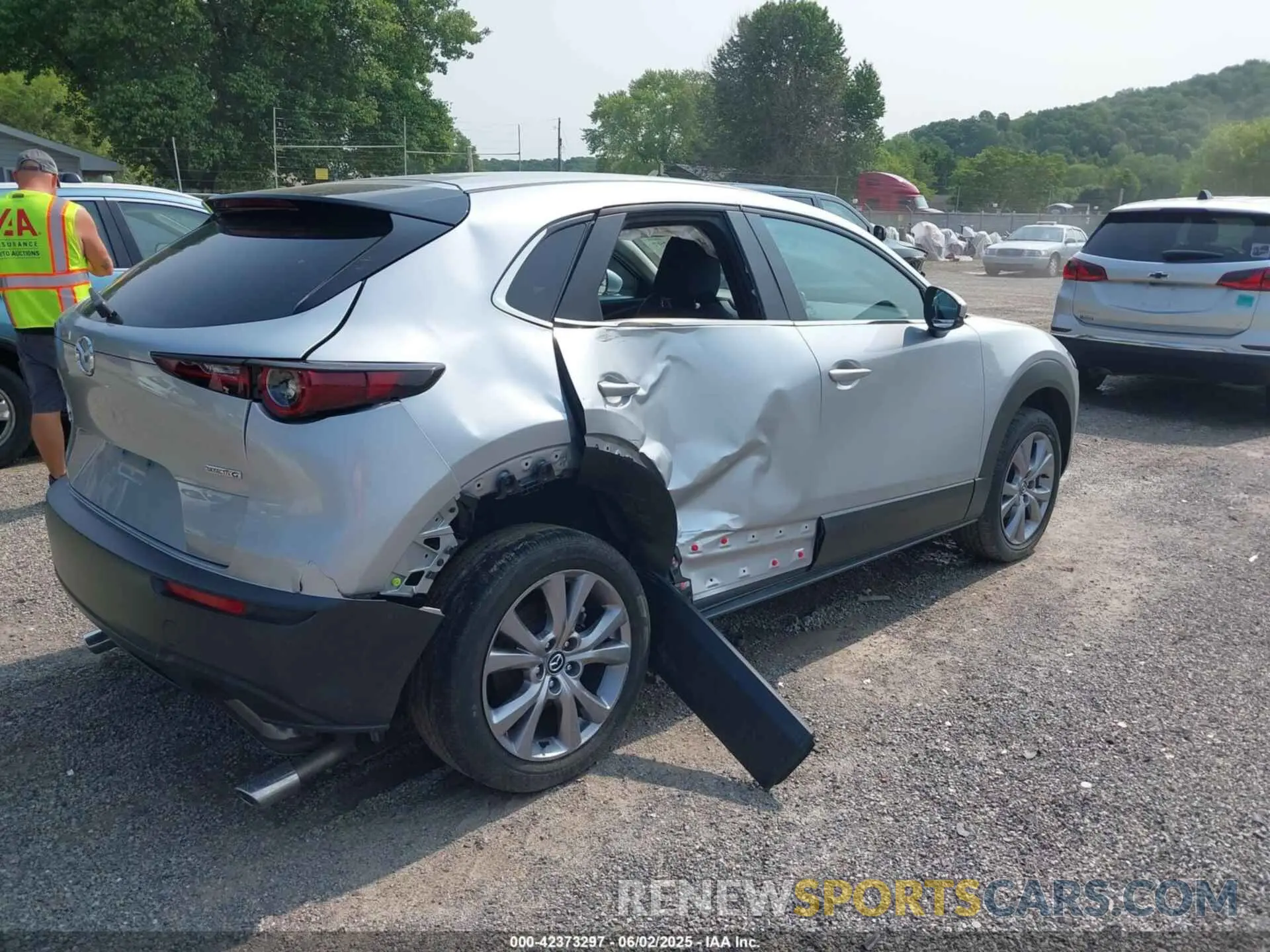 4 Photograph of a damaged car 3MVDMBCL0MM302896 MAZDA CX-30 2021